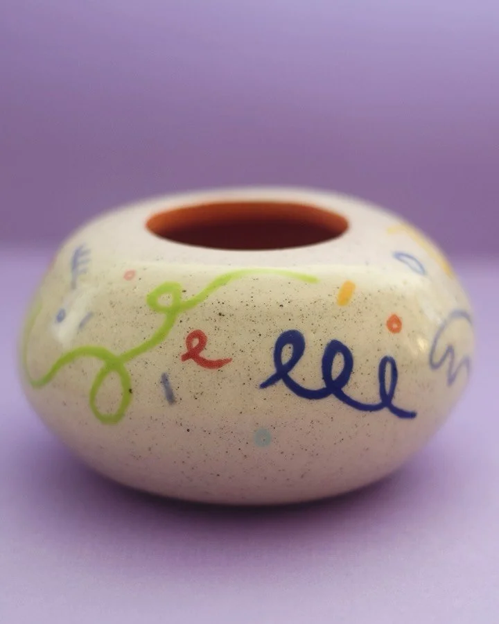 Scribbles and squiggles 🌀
.
.
.
.
.
#ceramics #pottery #ChicagoCeramics #chicagopottery #smallvases #abstractdesign #minaturevases #dooody #glaze #velevetunderglaze #amaco #DOOODYDesigns #squiggles #shapes #scibbles