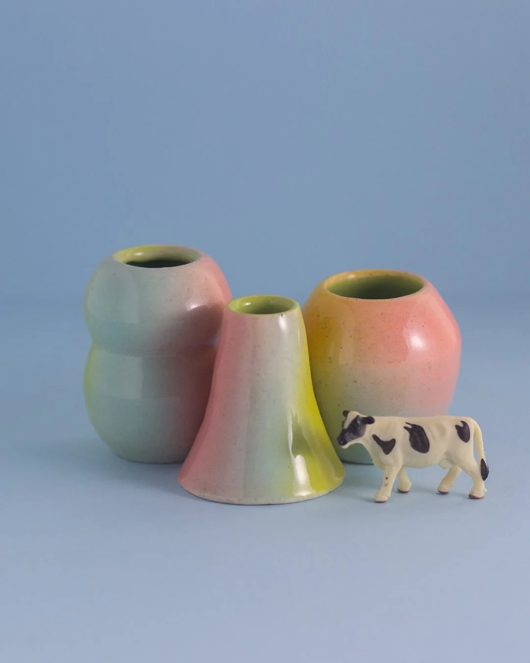 Lil family. Emphasis on the lil 🤏🏻
.
.
.
.
.
#ceramics #pottery #ChicagoCeramics #chicagopottery #smallvases #abstractdesign #minaturevases #dooody #glaze #velevetunderglaze #amaco #DOOODYDesigns #airbrush #gradient