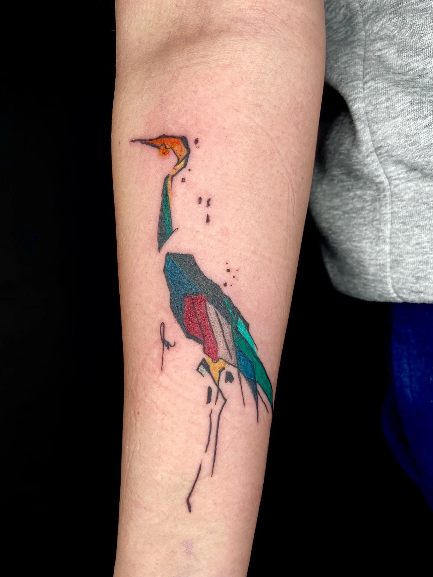 The stork. 
Really like this slightly cubistic sketchy vibe with a broad spectrum of colours! Simple. Yet effective! 
Also find it super cute how it peeks from the arm when standing &ldquo;normal&rdquo; 😌😌😌