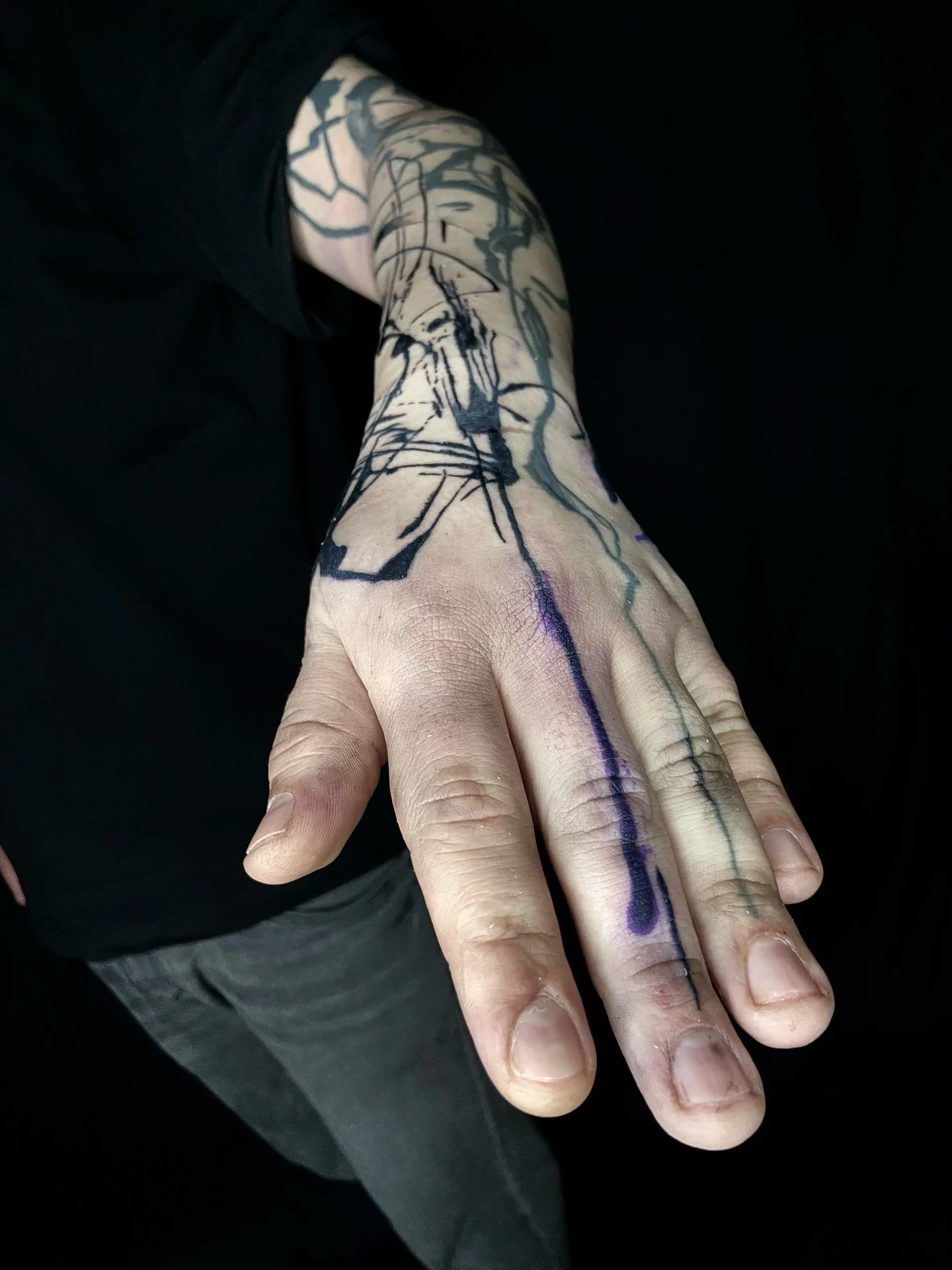 Some abstract hand work and a touch of a dead flower, as continuation for @danielt1013 sleeve! 

This tattoo was done last year!