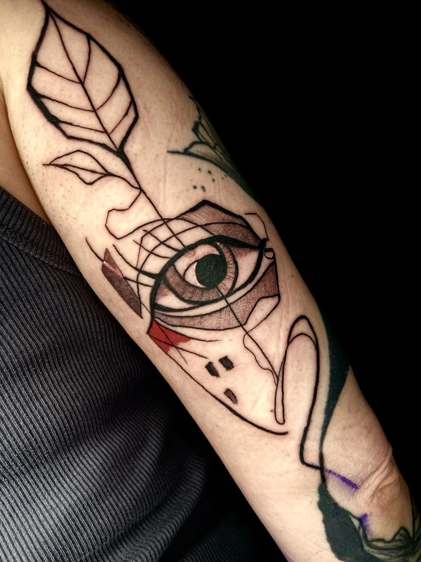 &ldquo;Watch your back&rdquo;
Thank you L for adopting this little gap filler tattoo! 
Simple yet effective with a fine hint of shades and txtures. 🖤