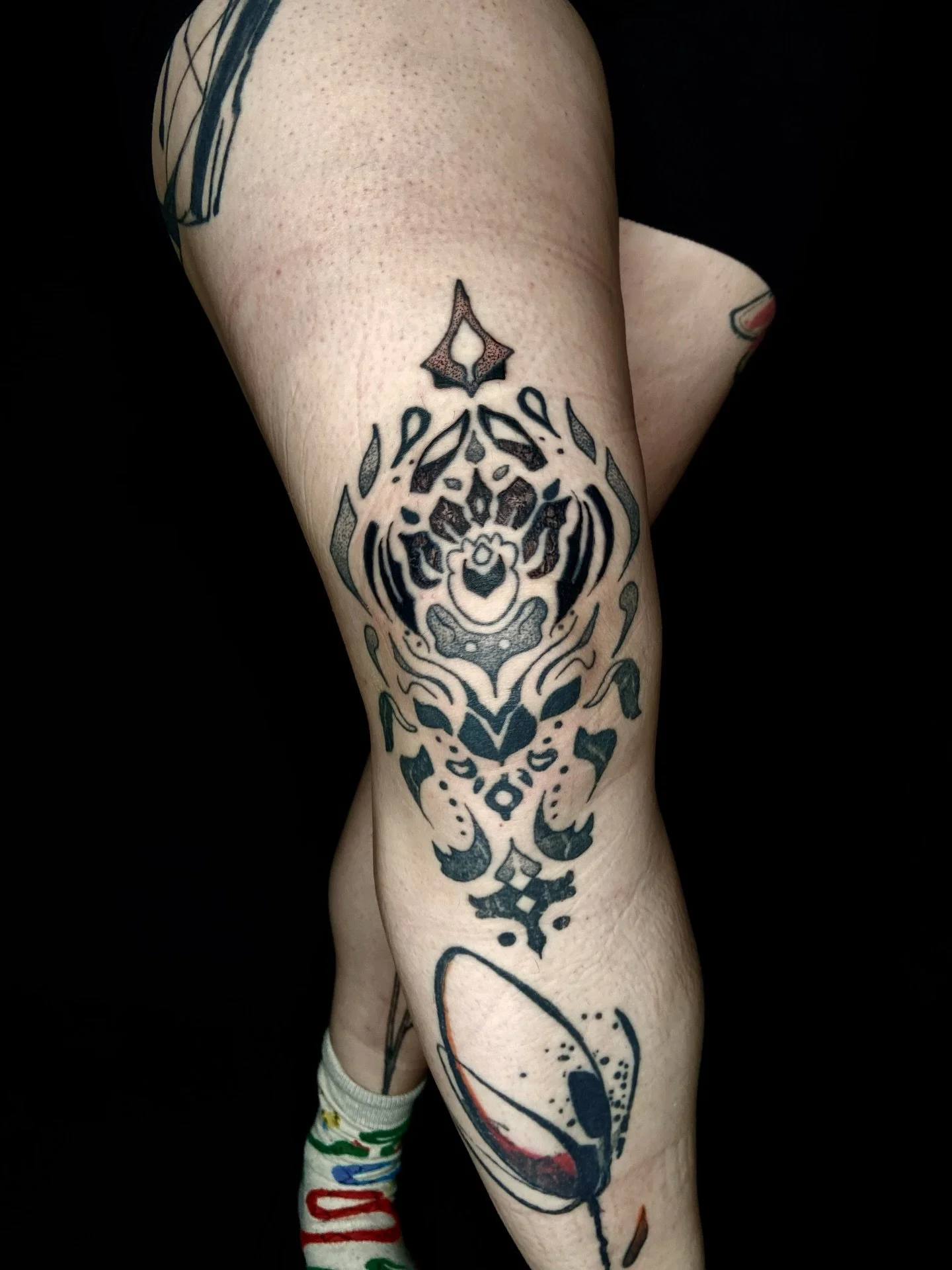 Ornamental knee! 

Getting your  knee tattooed can be a B*aaaatchh! 1,5 years in the healing before we build up the confidence to finish it. 😅 got to love the healed textures tho&rsquo; 😊