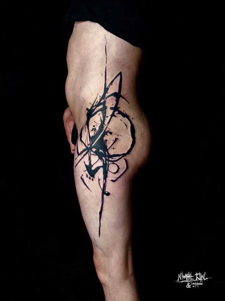Abstract tattoo going down the side of the torso, ribs and hip