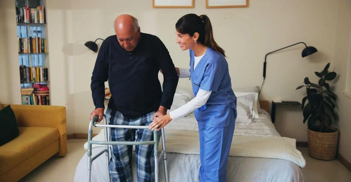 Prevención de Caídas en el Adulto Mayor: Un Imperativo del Cuidado Domiciliario