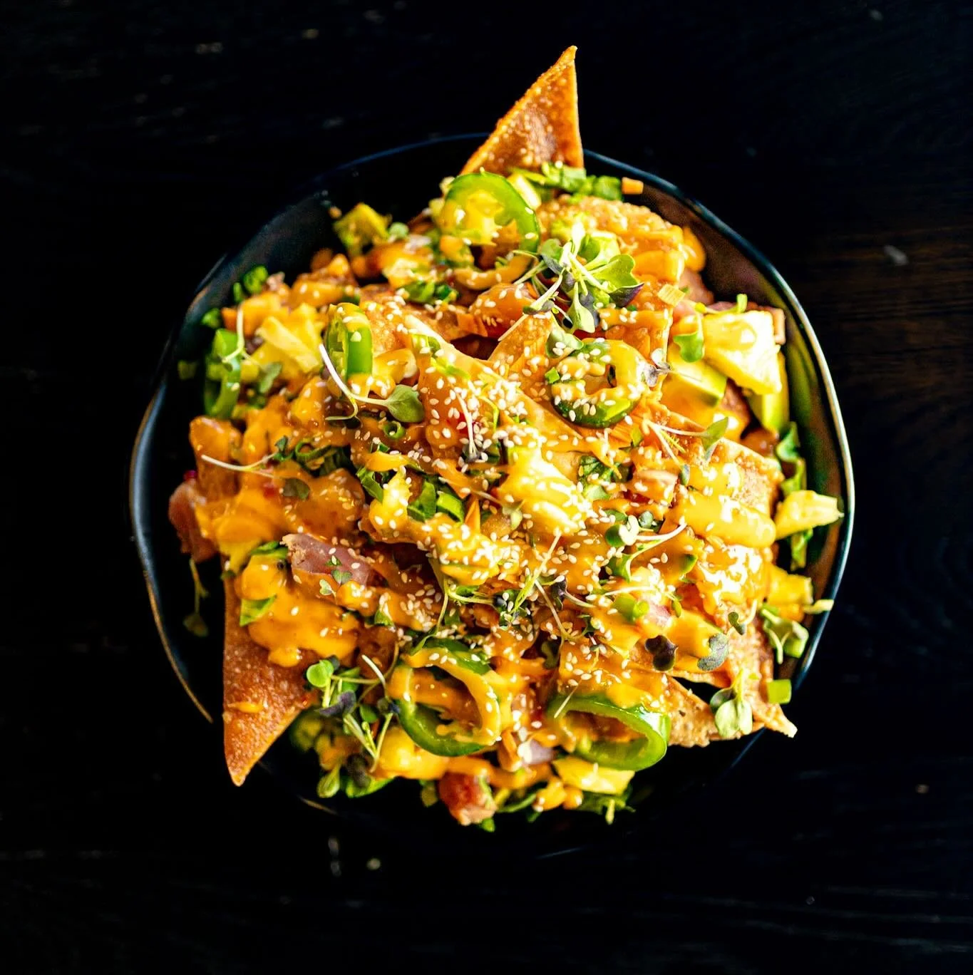 Our Tuna Poke Wonton Nachos. Crispy wonton chips piled high with sashimi-grade tuna, creamy avocado, spicy aioli and more! Summer vibes in every bite!!!!
Perfect for poolside parties, sunset dinners, and intimate gathers.
Visit our website to inq