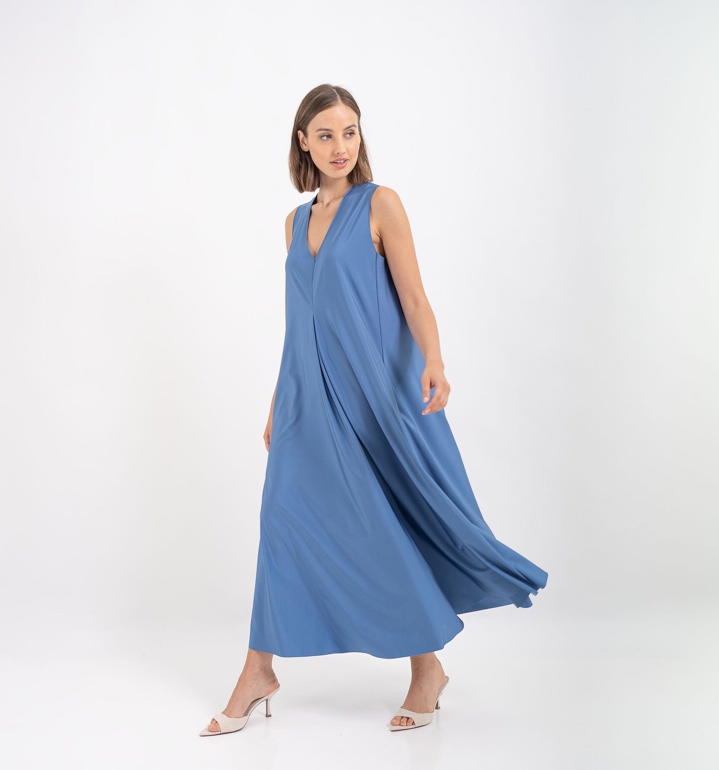 Indigo, refined. Nothing loud. Everything said.

A silhouette that speaks in subtle tones.
Soft tailoring meets flowing movement &ndash; made to echo the calm strength of summer days.

No need for noise when the design speaks volumes.
Worn with inten