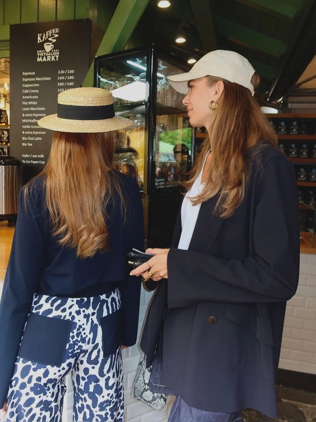 Coffee, sunshine &amp; sassenbach style. ☕✨

Enjoying a stroll through Munich&rsquo;s iconic Viktualienmarkt - with timeless looks that turn every coffee run into a little moment of style.

#sassenbachstyle #sassenbach #MunichVibes #CoffeeRun #Timele