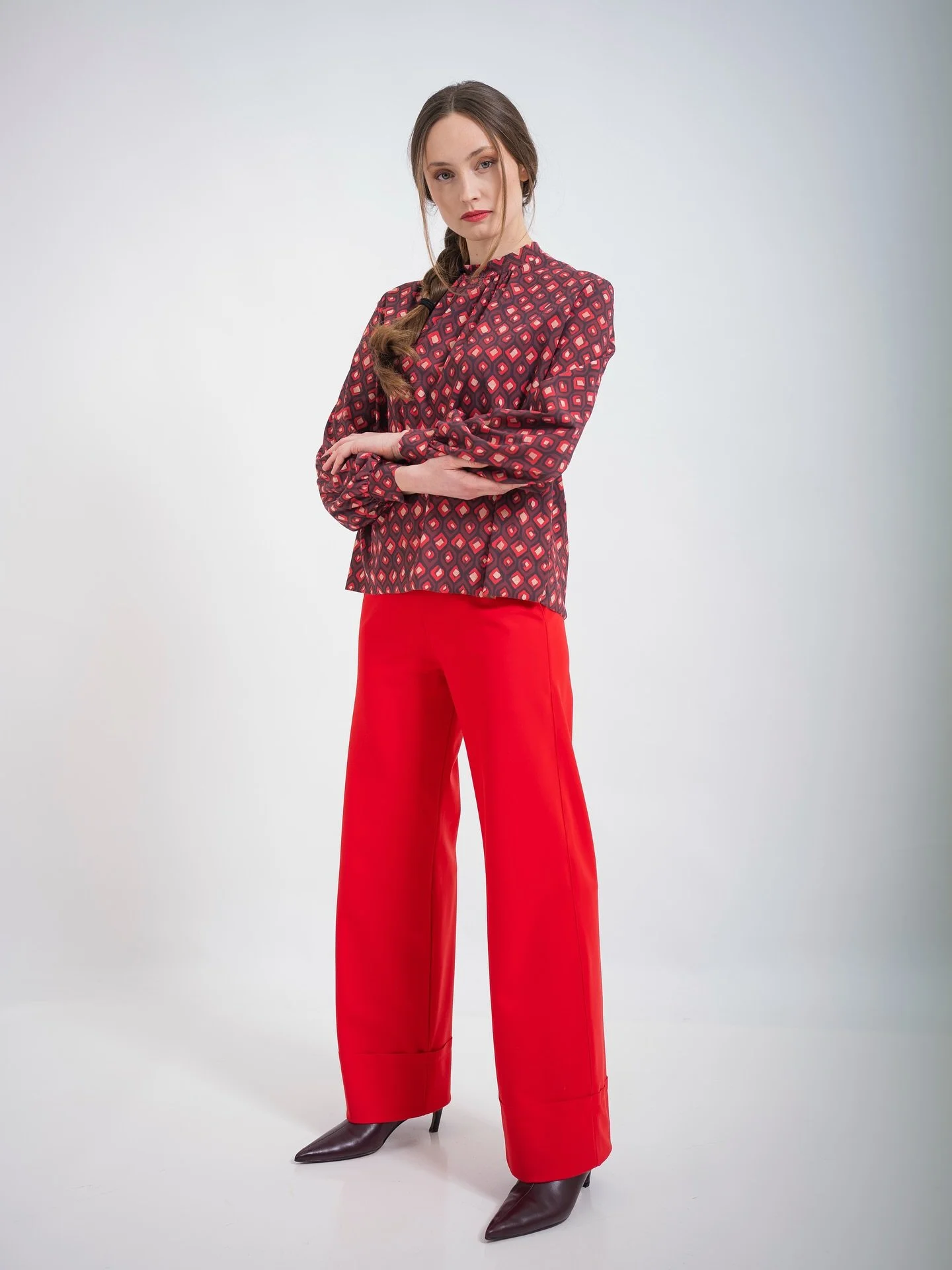 One piece, two stories.

From crisp white to bold print - our new red trousers show just how versatile statement tailoring can be.

Part of the AW25/26 Collection, now available at our Munich store, Frauenstra&szlig;e 26. ✨

#sassenbachstyle #sassenb