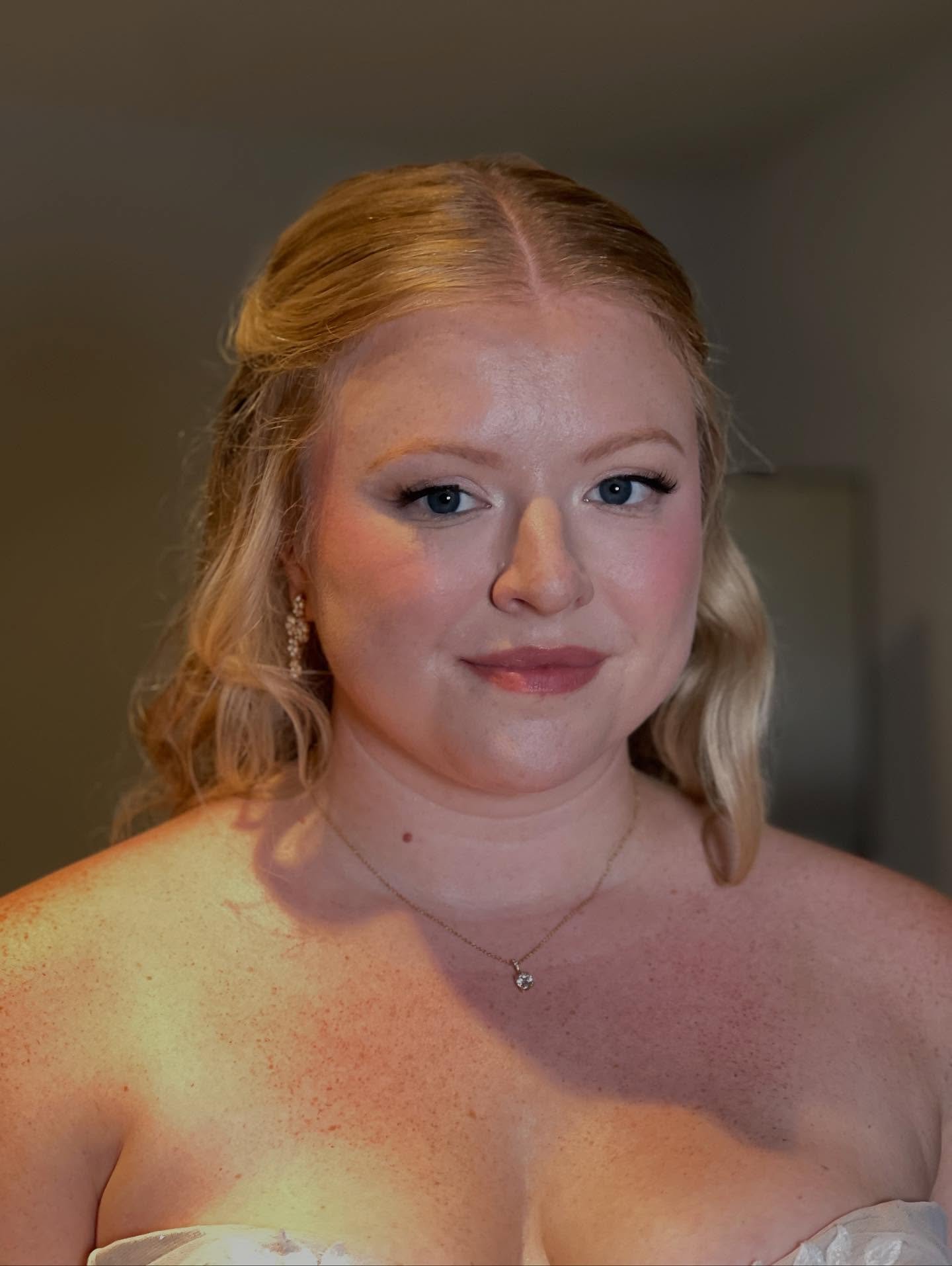 ✨ Bridal beauty is all about enhancing, not masking. For this stunning bride, we kept things timeless with a soft glam approach. Glowing skin, a natural flush, and delicate definition on the eyes. Paired with a rosy lip, the look was romantic and eff