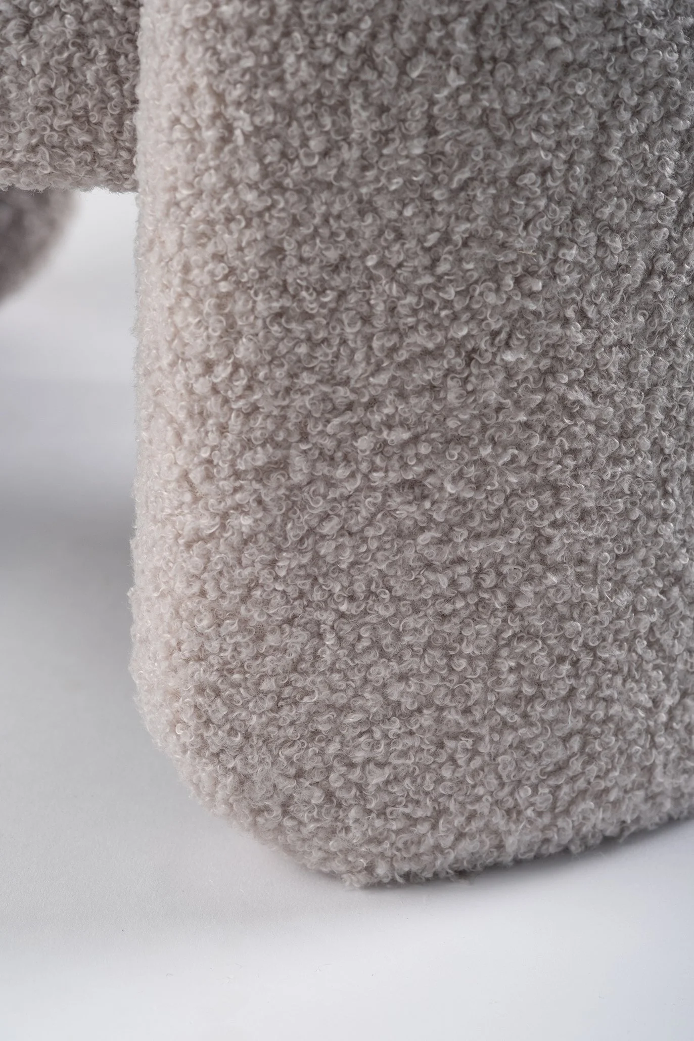 RM Cassian Grey Leg Macro.jpg