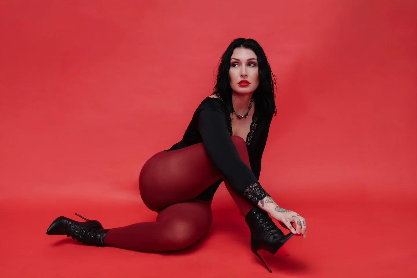 𝓓𝓸𝓷&rsquo;𝓽 𝔂𝓸𝓾 𝓼𝓮𝓮 𝓶𝓮 𝓽𝓻𝔂𝓲𝓷𝓰?

📸: @ashleypodolakphotography 
📍: @opyastudios 

self portrait, pittsburgh artist, photography, creative photography, outfit inspo, artist