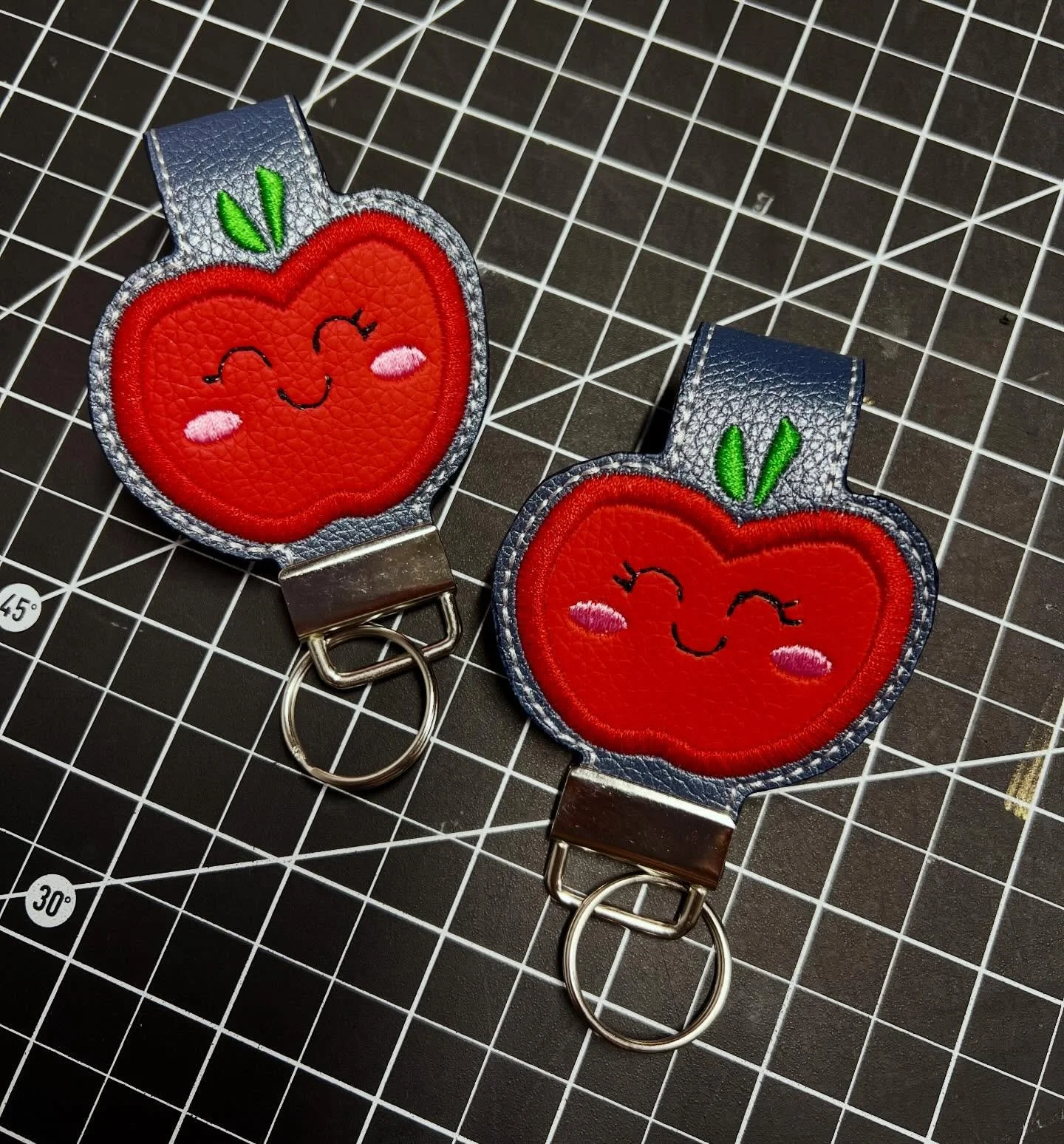 Teacher gift anyone! Give a little something to those teachers in your life 😊
#bishascreations #teachers #apple #embroidery #keyfob