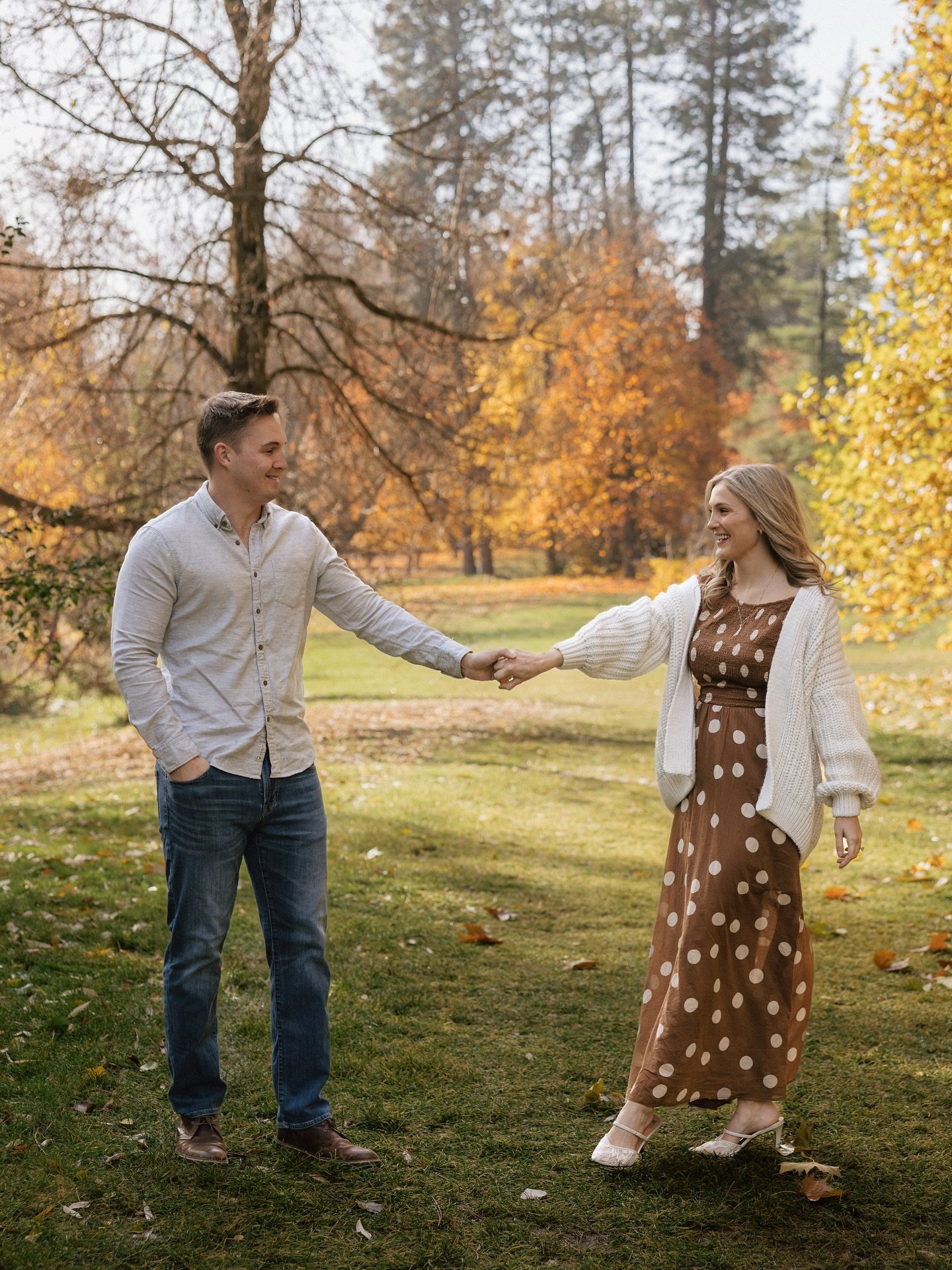Their love feels like home 🍂🍁
.
.
.
.
#couplesofinstagram #fall #falloutfit #fallphotography #spokanephotographer #spokanephotographer #washingtonphotographer #couplesphotos