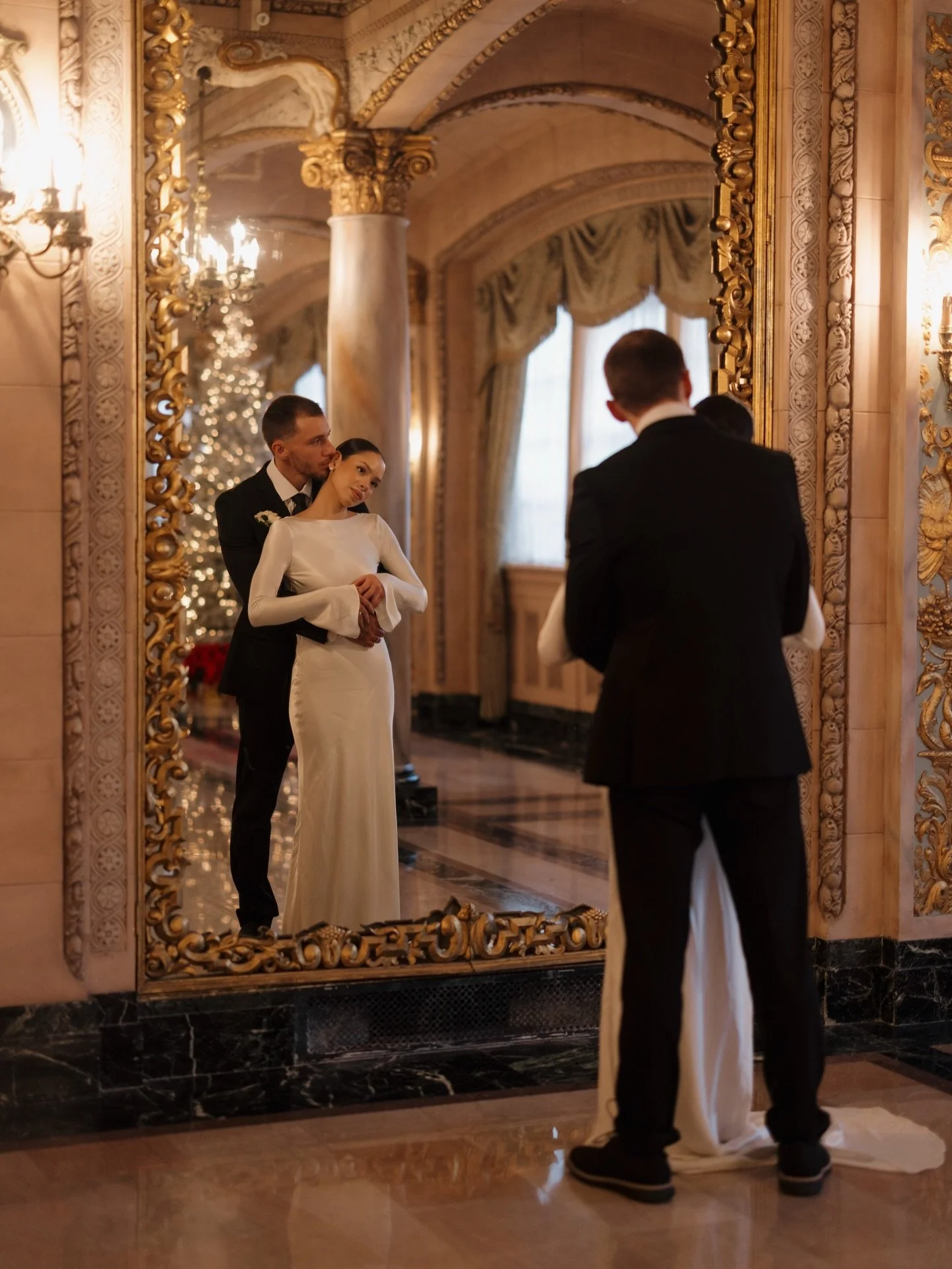 Cheyenne + Jay had a beautiful small ceremony with close family this last weekend &amp; celebrated their love. I&rsquo;ve been low key SWOONING over these photos this weekend &amp; couldn&rsquo;t wait to share 🫶🏻
.
.
.
.
#pnwphotographer #wawedding