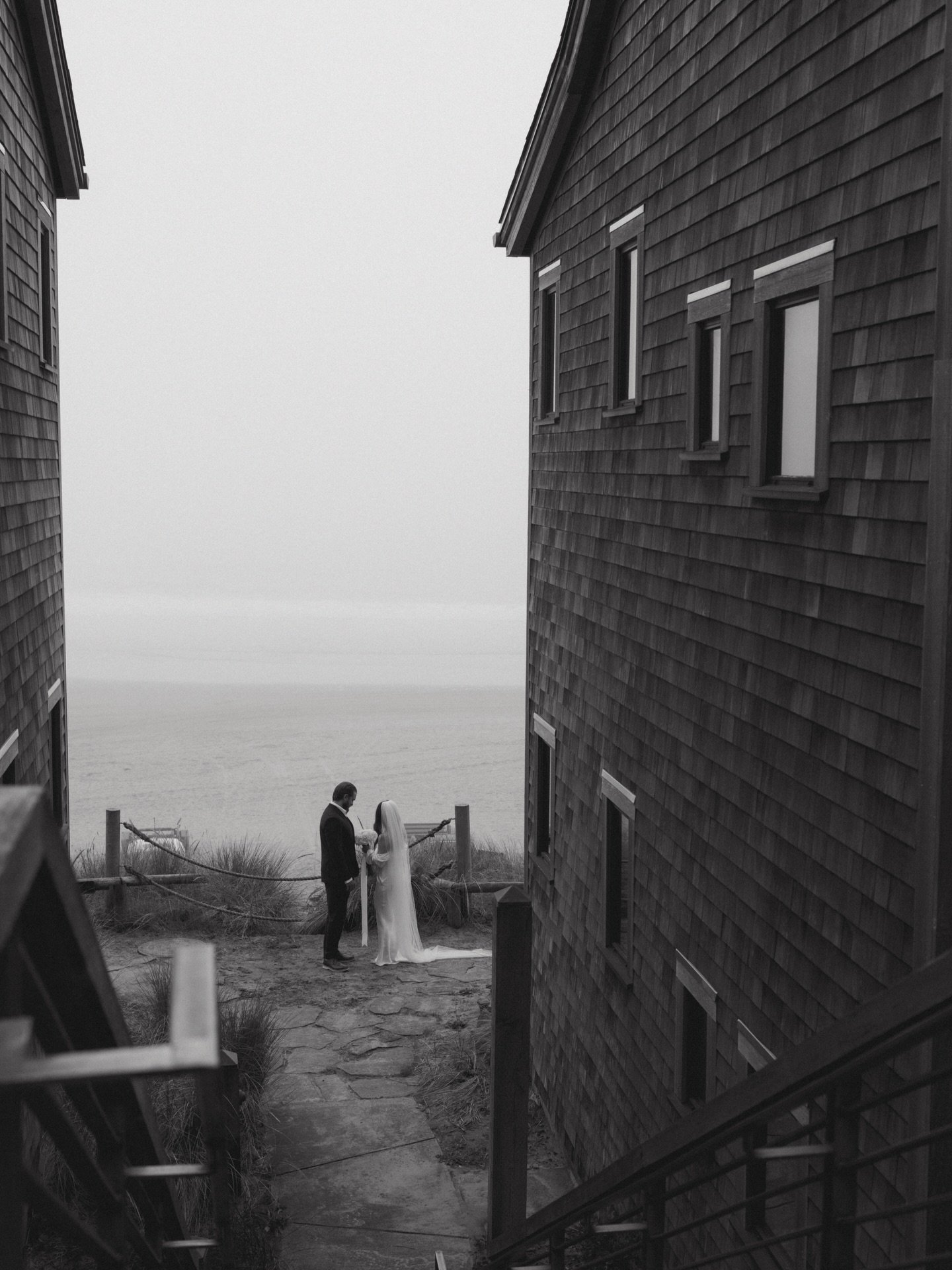 Oregon coast elopement&rsquo;s hit different in black and white 🤤
.
.
.
.
#pnwelopementphotographer #pnweddingphotographer #oregonweddingphotographer #pnw
