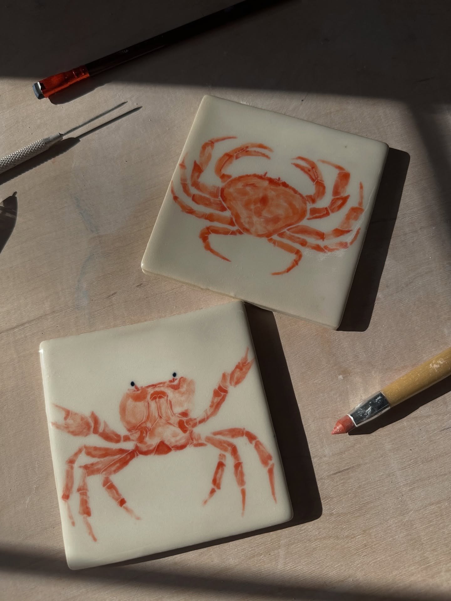 These custom crab tiles are so fun, I can&rsquo;t get over them!  They&rsquo;re traveling to a Christmas tree far from the coast, so wish them luck in spreading some good cheer and crustacean-themed holiday magic 🦀 

 #ceramictile #tileinspiration #