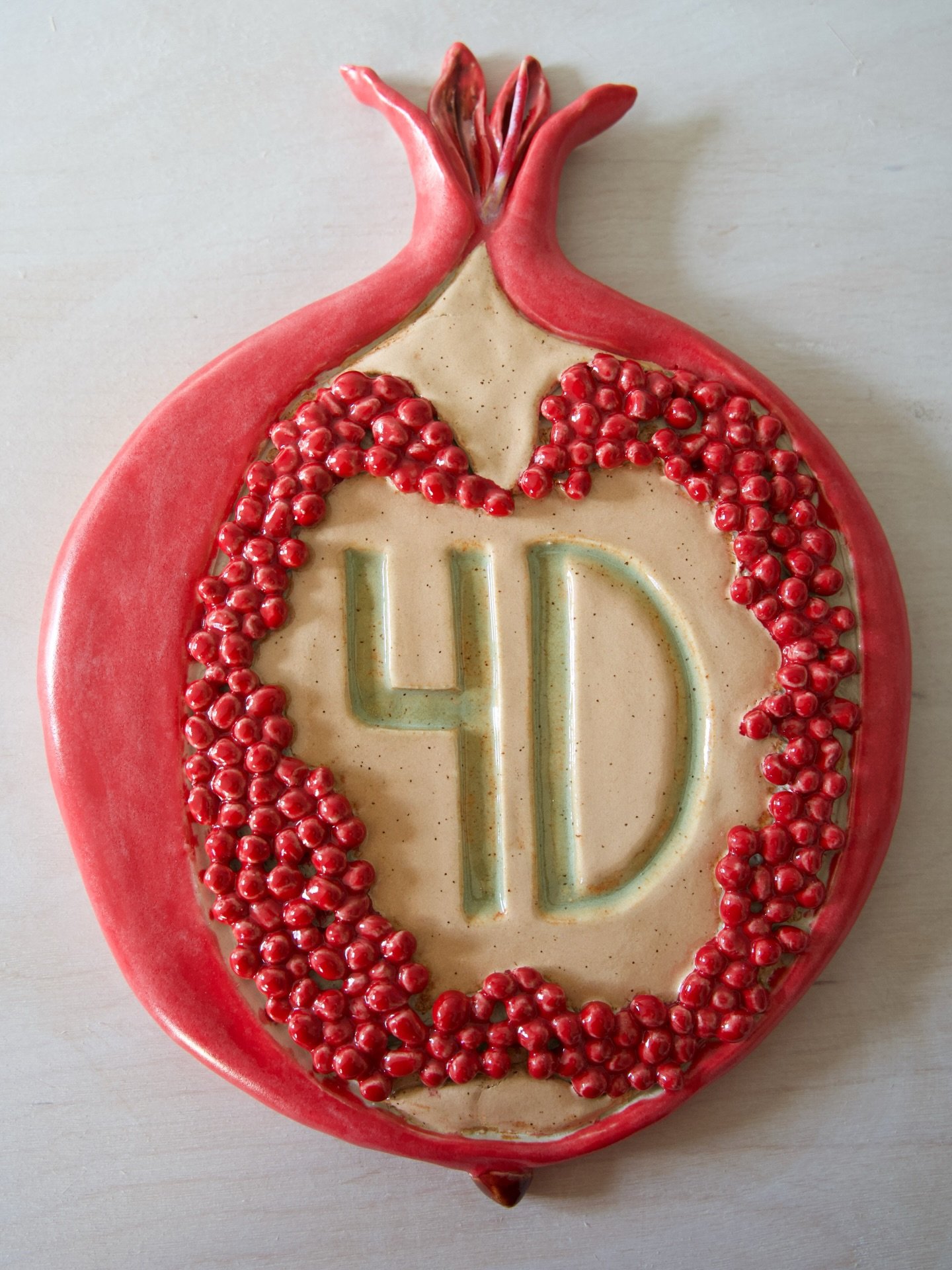 A pomegranate house number! So excited to send this off to a wonderful apartment in NYC who has welcomed me many times 💛

#housenumber #ceramics #pomegranates #homedecor #handmade