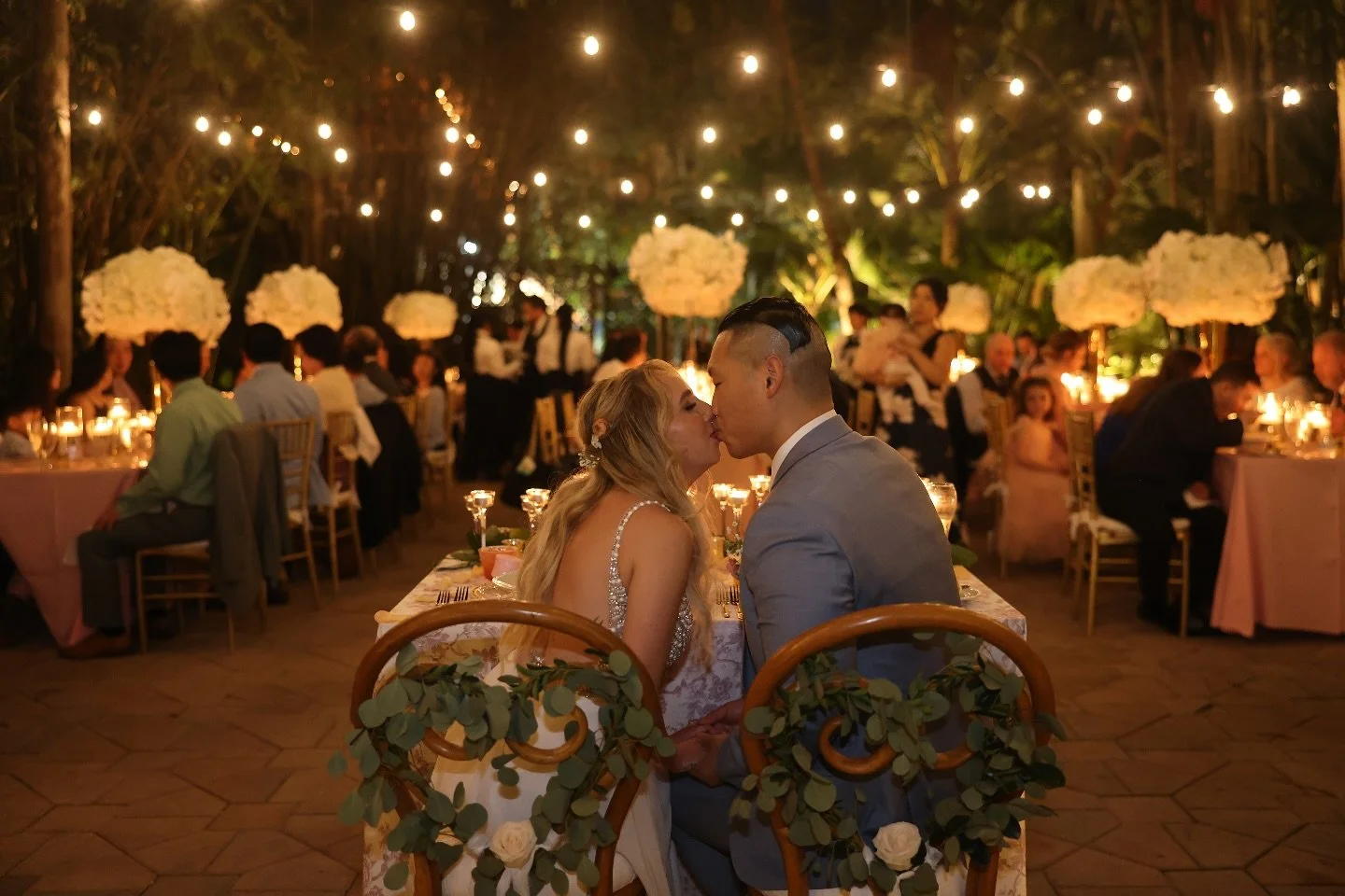 A recent wedding @amarvelousevent planned at @bamboogallery in Davie, Florida, was a truly magical evening under the stars. The romantic lighting transformed the bamboo forest into an enchanting wonderland, creating a perfect setting for this celebra