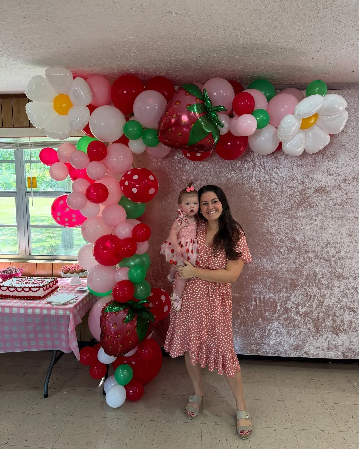 When you&rsquo;re a wedding and event planner and your niece turns one&hellip;you make a balloon arch! 🍓 Happy berry first birthday little Lila! 

@thatweddingplnr I&rsquo;m so happy the cousins can grow up together 🥰

Balloons @amarvelousevent