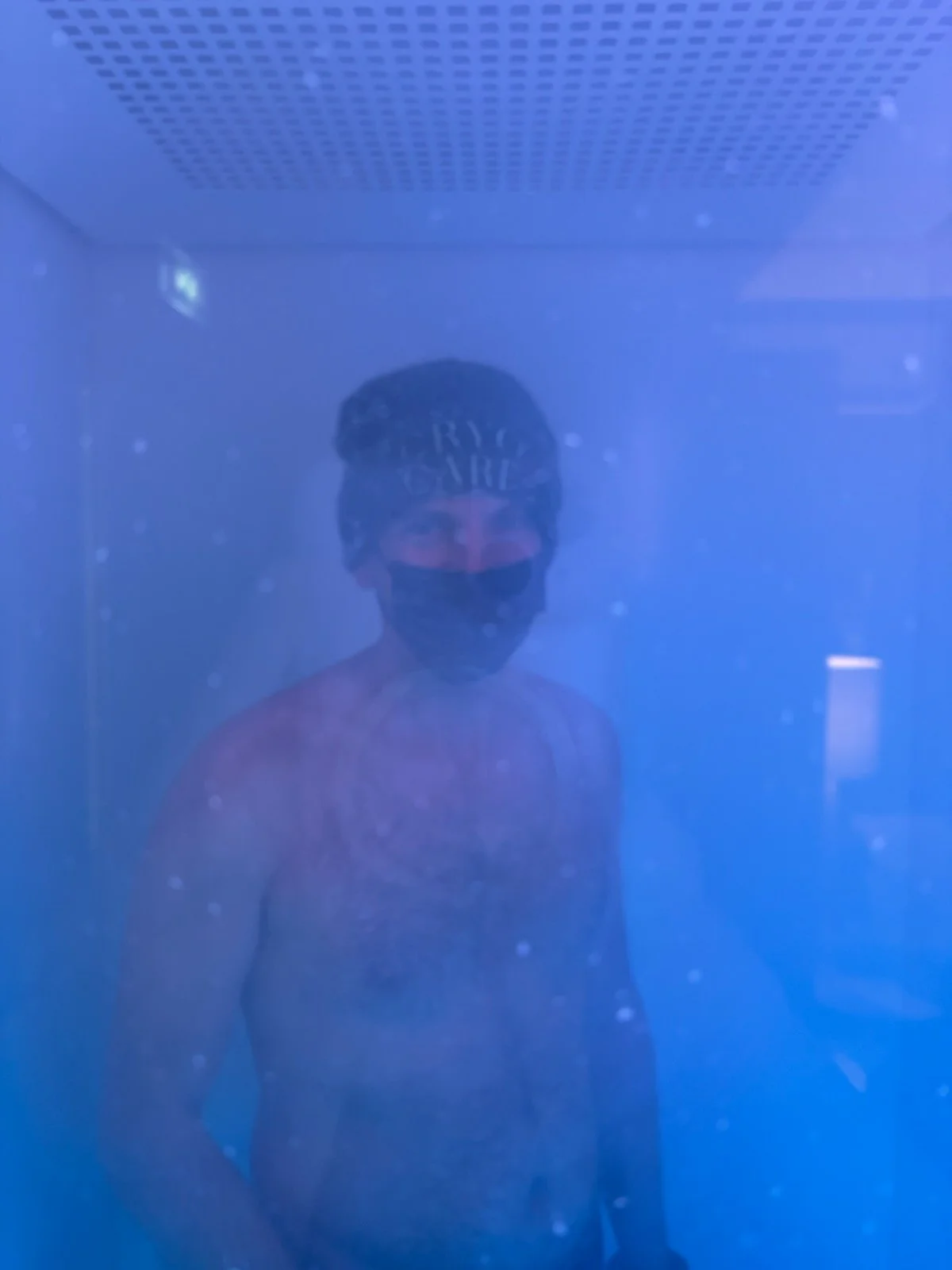 David Savasta, ostéopathe à Chirens, en séance de cryothérapie corps entier au centre Cryo Care de Voreppe pour tester le fulcrum thermique et optimiser la régulation globale du corps.