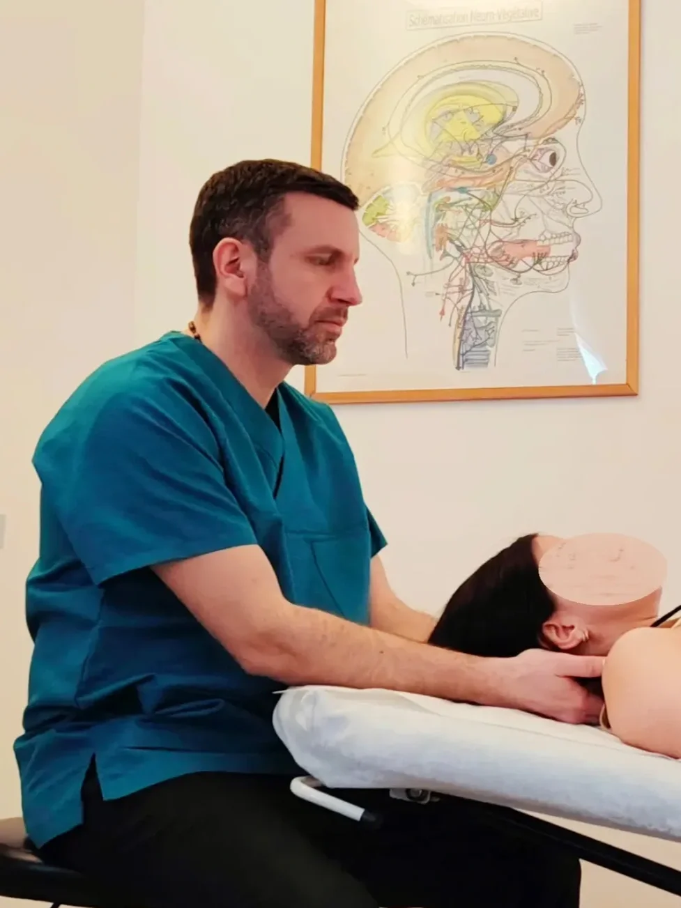 Examen ostéopathique et bilan postural complet par David Savasta au cabinet de Chirens.