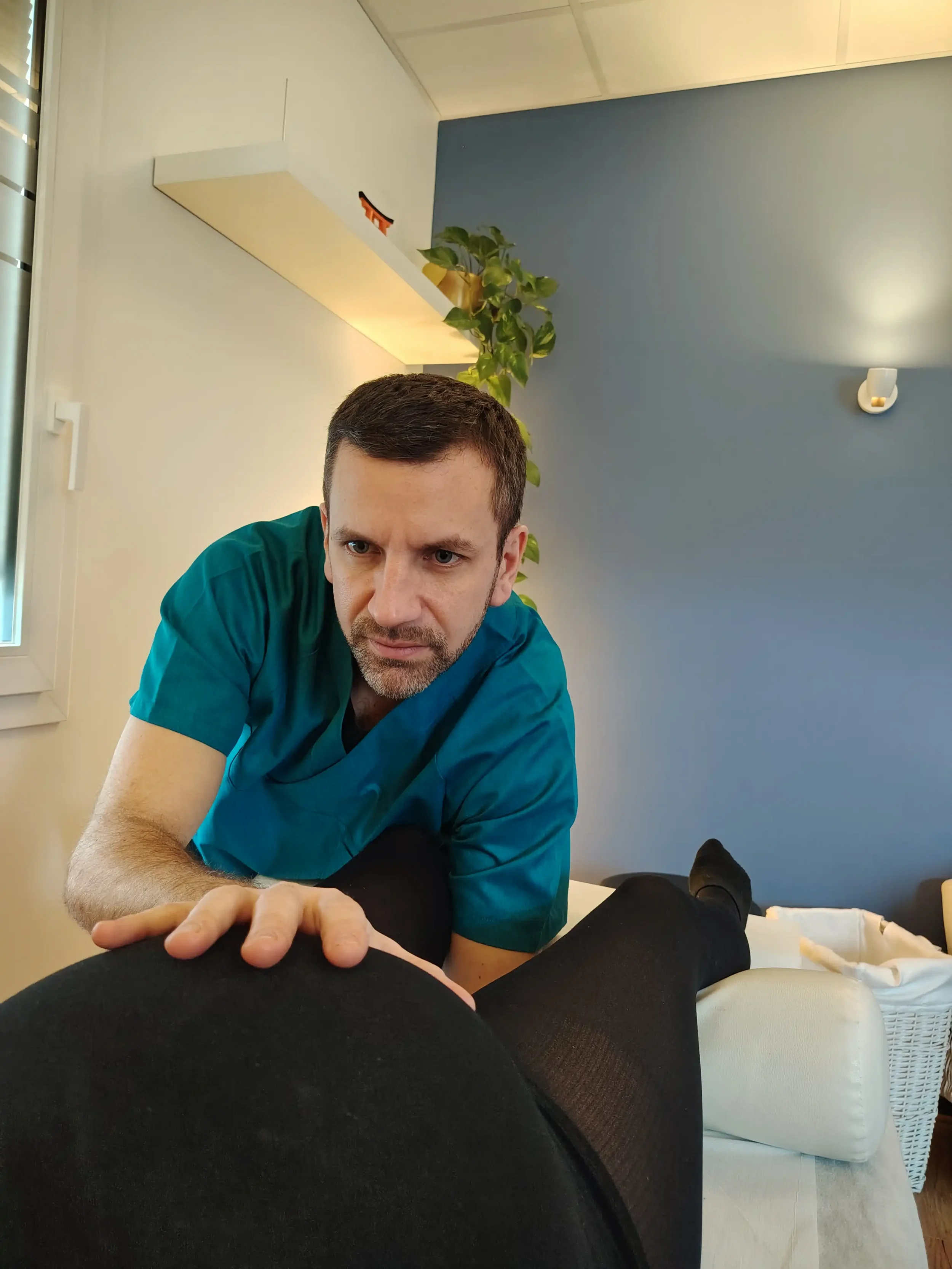 Technique de manipulation tissulaire pratiquée par David Savasta ostéopathe DO-TO, pour soulager les tensions