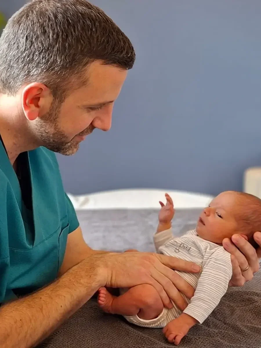 Approche douce en ostéopathie périnatale par David Savasta pour les troubles fonctionnels chez les nouveau-nés