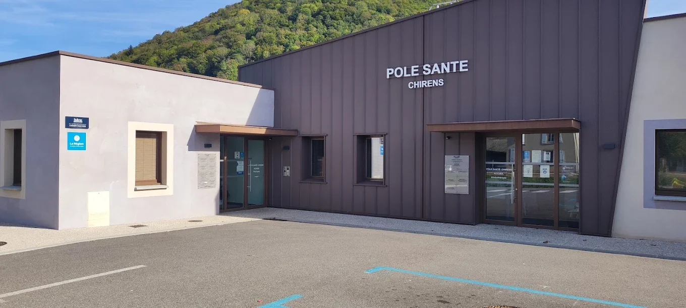 Façade du Pôle Santé de Chirens où se situe le cabinet d'ostéopathie de David Savasta, avec parking et accès PMR.