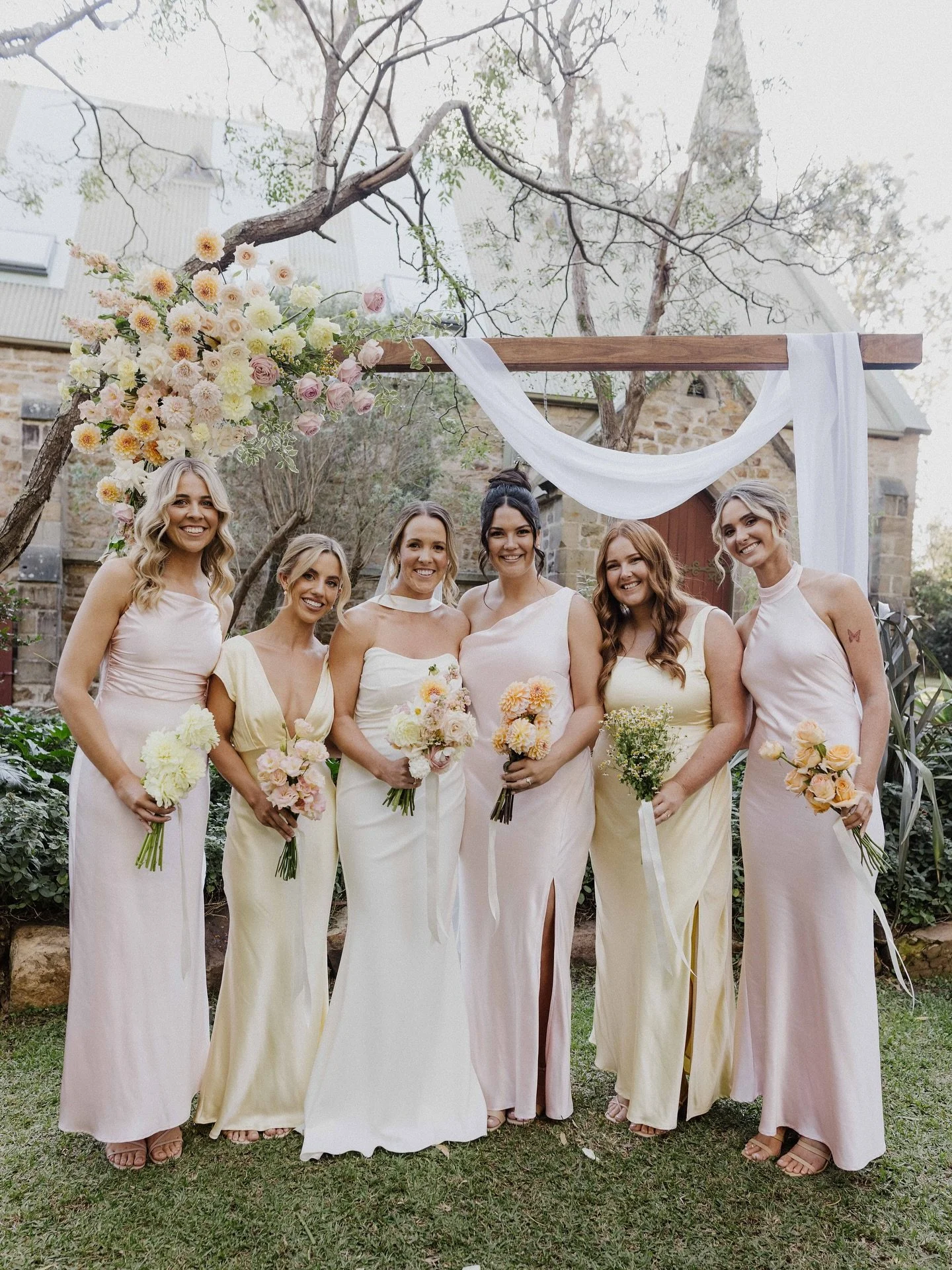 Kate, her girls and a whole lot of love 🥰🥰🥰

Photos @thedreamscollectiveweddings 
Venue @altarwinebarmilton 

#sydneyflorist #southsydneyflorist #sutherlandshireflorist #flowers #weddingflowers #florals #weddingflorals  #brightflowers #brightweddi