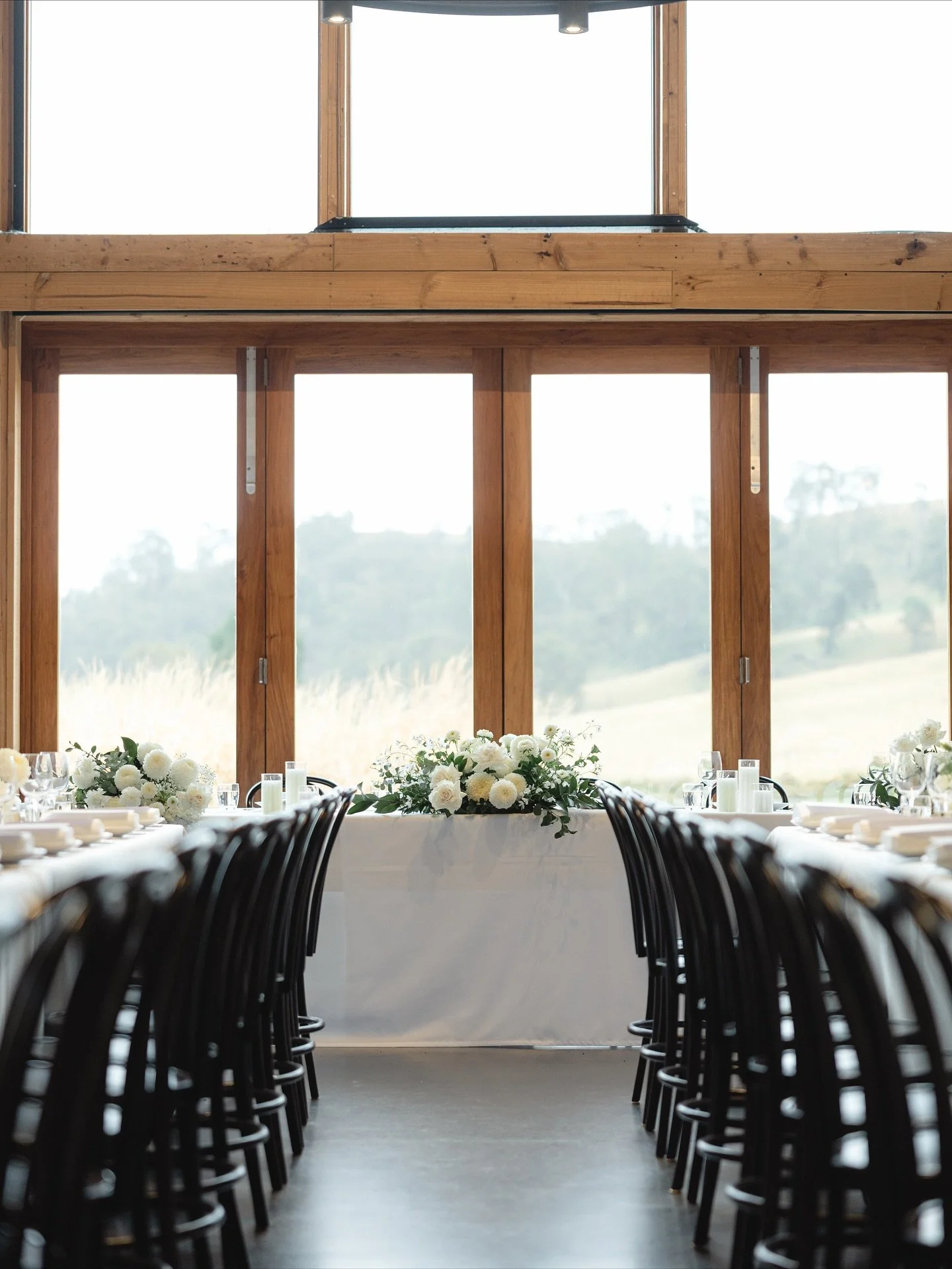 The reception 🌿✨

Venue @bendooleyestate 
Photos @splendidweddingphotography 
Hair&amp;Makeup @liliano.artistry_bridalhmua 
Celebrant @davidlangcelebrant 

#sydneyflorist #southsydneyflorist #sutherlandshireflorist #flowers #weddingflowers #florals 