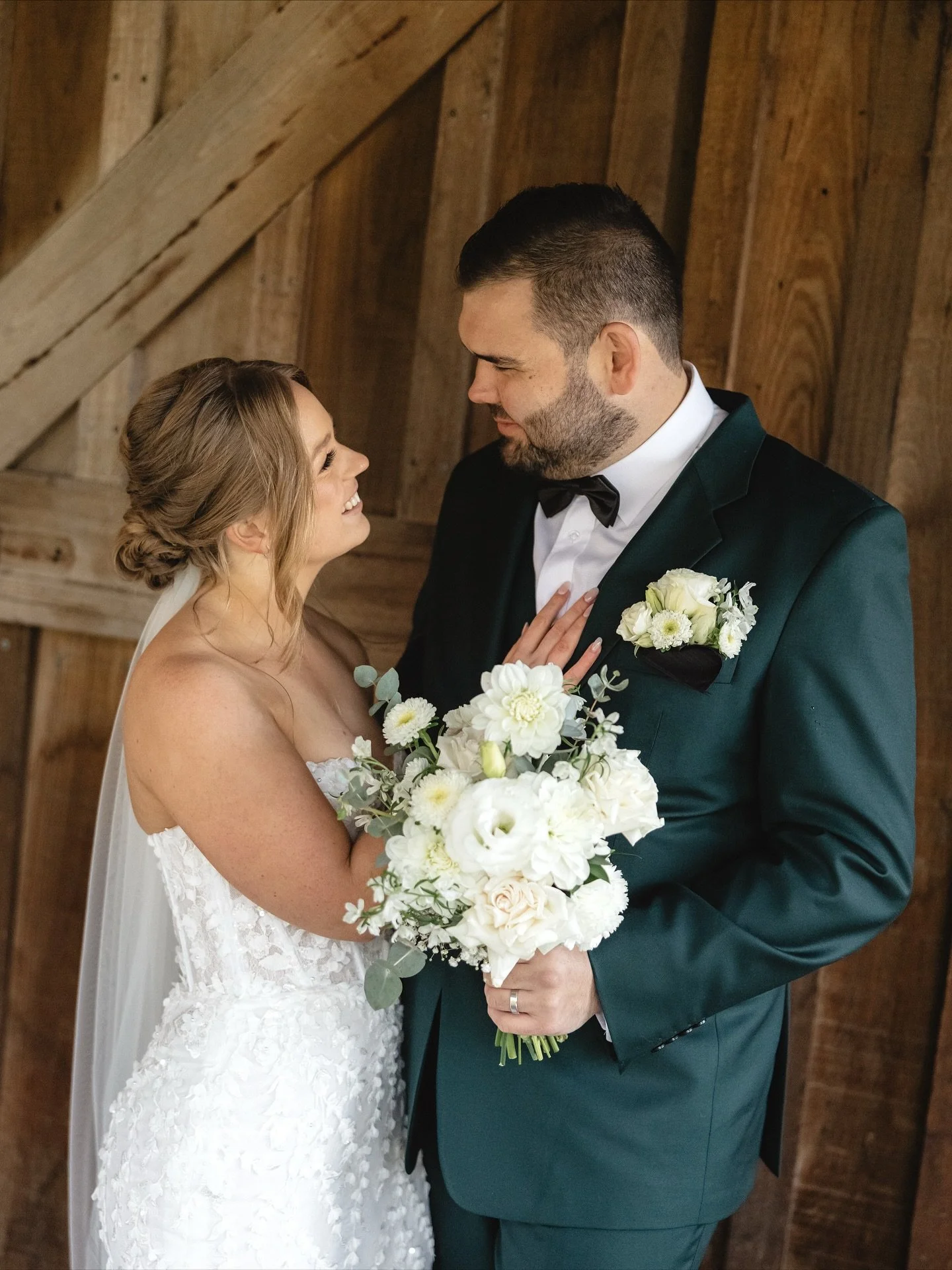 Zoe &amp; Steven ✨ 

One of the nicest couples I&rsquo;ve had the privilege of working with 🥰

Venue @bendooleyestate 
Photos @splendidweddingphotography 
Hair&amp;Makeup @liliano.artistry_bridalhmua 
Celebrant @davidlangcelebrant 

#sydneyflorist #