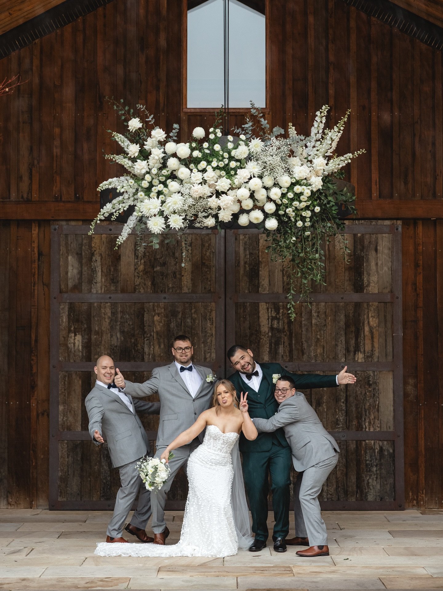 Zoe and the boys ✌️✌️✌️

Venue @bendooleyestate 
Photos @splendidweddingphotography 
Hair&amp;Makeup @liliano.artistry_bridalhmua 
Celebrant @davidlangcelebrant 

#sydneyflorist #southsydneyflorist #sutherlandshireflorist #flowers #weddingflowers #fl