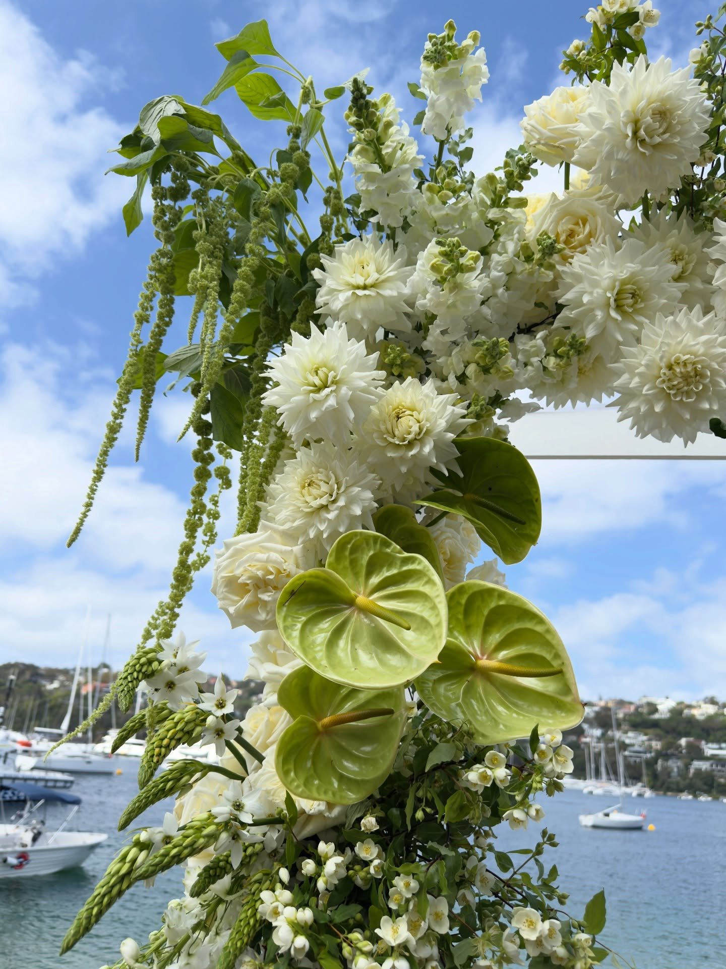 Coastal, but make it timeless 🌿✨

Venue @zestwaterfrontvenues 

#sydneyflorist #southsydneyflorist #sutherlandshireflorist #weddingflowers #zestmosman