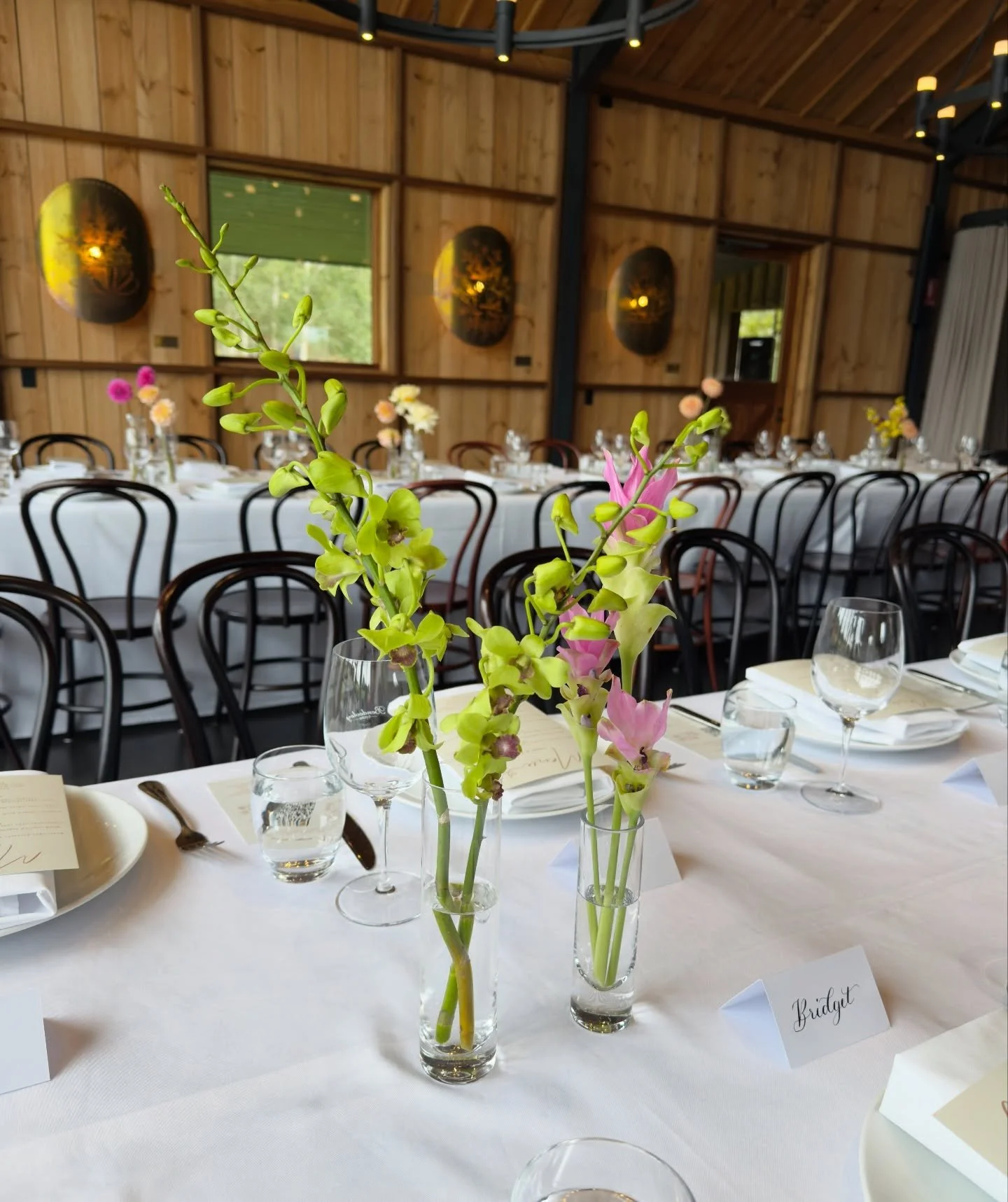 A table full of little floral moments..
Michelle&rsquo;s reception tables filled with playful pops of colour ✨🧡