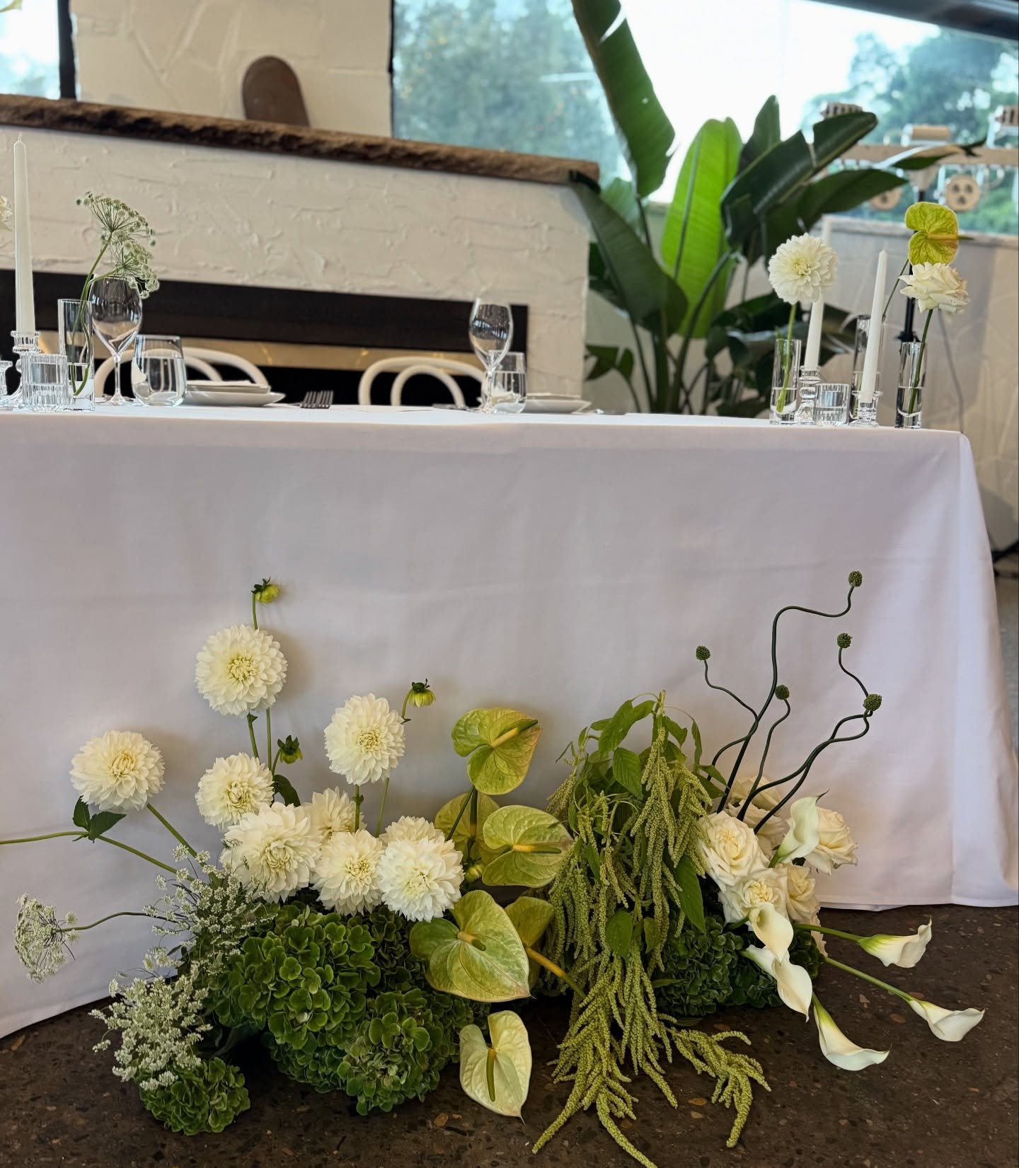 Maddie &amp; James 🤍
A little moment just for the two of them&hellip;

Their sweetheart table framed with soft greens and layered whites, creating the perfect place to pause, soak it all in, and just be married ✨

Venue @pasadenasydney