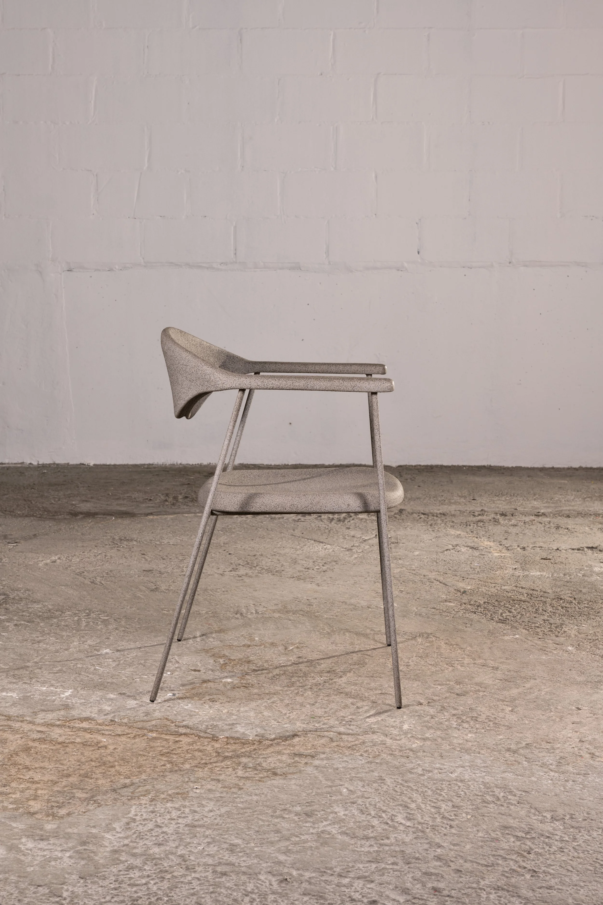 Conheça Agda Externa, cadeira da IMA Collection 2627 assinada por Studio Zanini. Veja dimensões, materiais e detalhes na Juno Mobiliário.