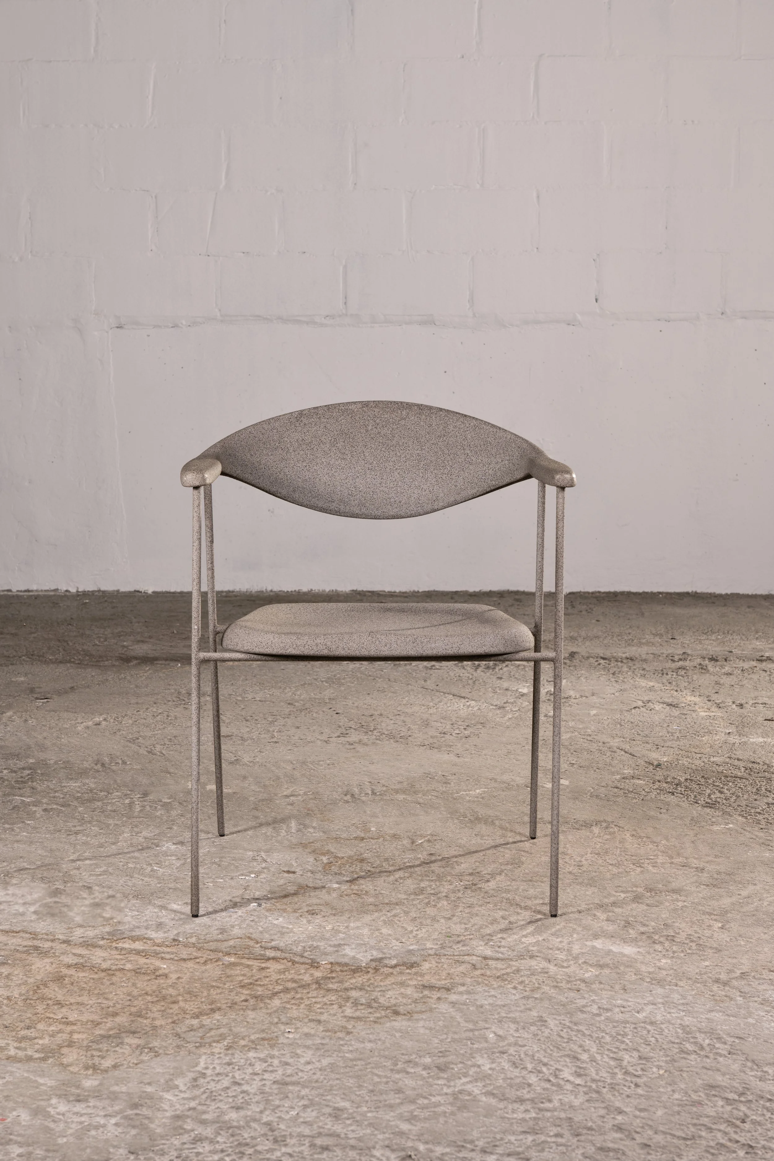 Conheça Agda Externa, cadeira da IMA Collection 2627 assinada por Studio Zanini. Veja dimensões, materiais e detalhes na Juno Mobiliário.