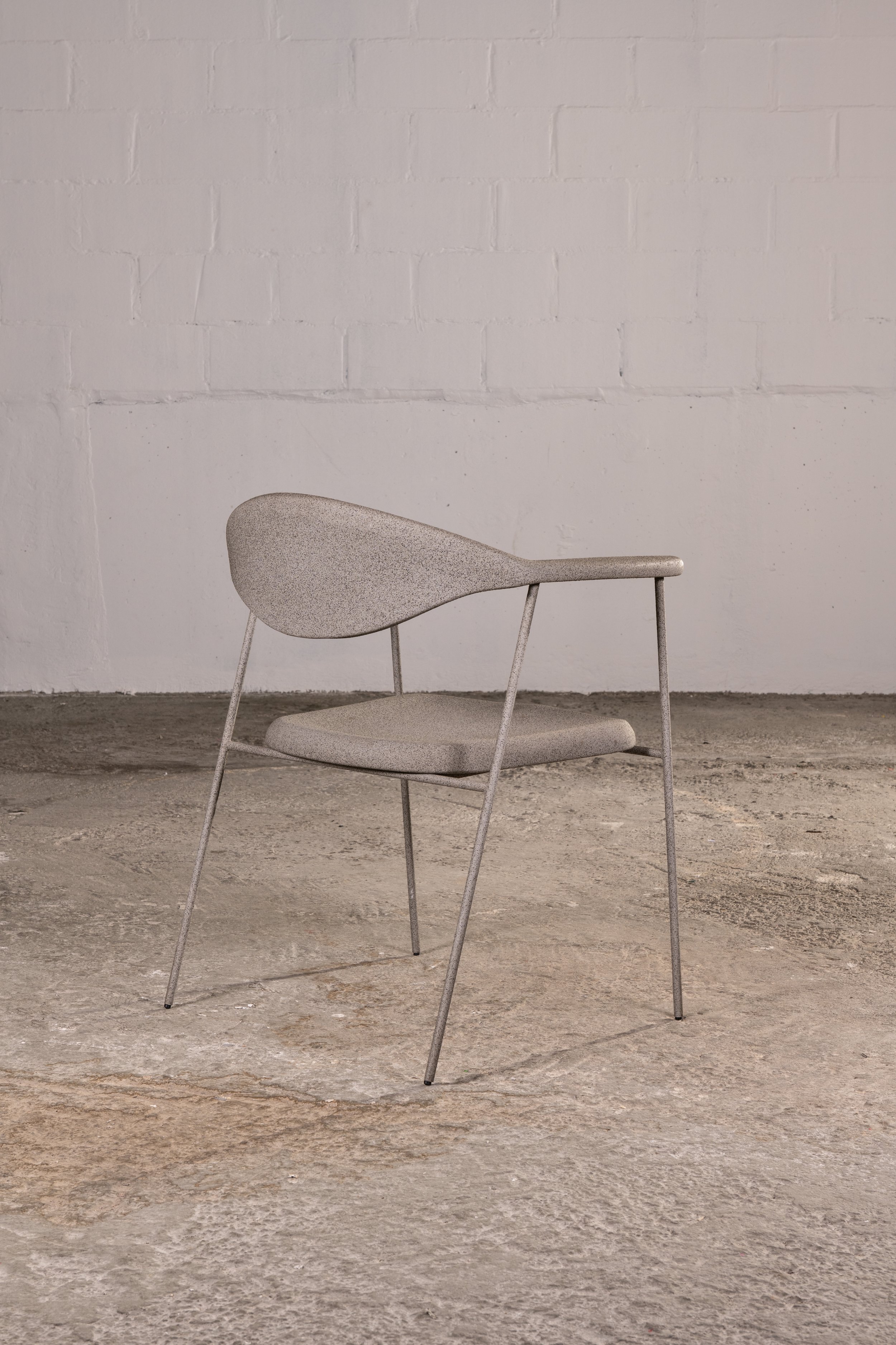 Conheça Agda Externa, cadeira da IMA Collection 2627 assinada por Studio Zanini. Veja dimensões, materiais e detalhes na Juno Mobiliário.