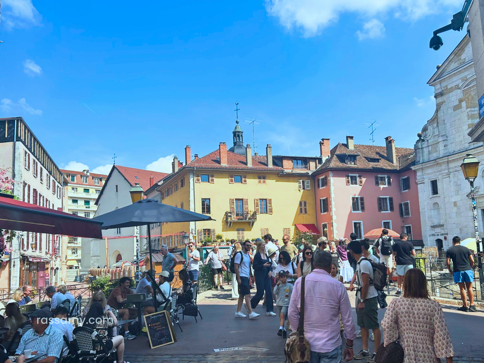 Look at these cute pastel houses in Annecy