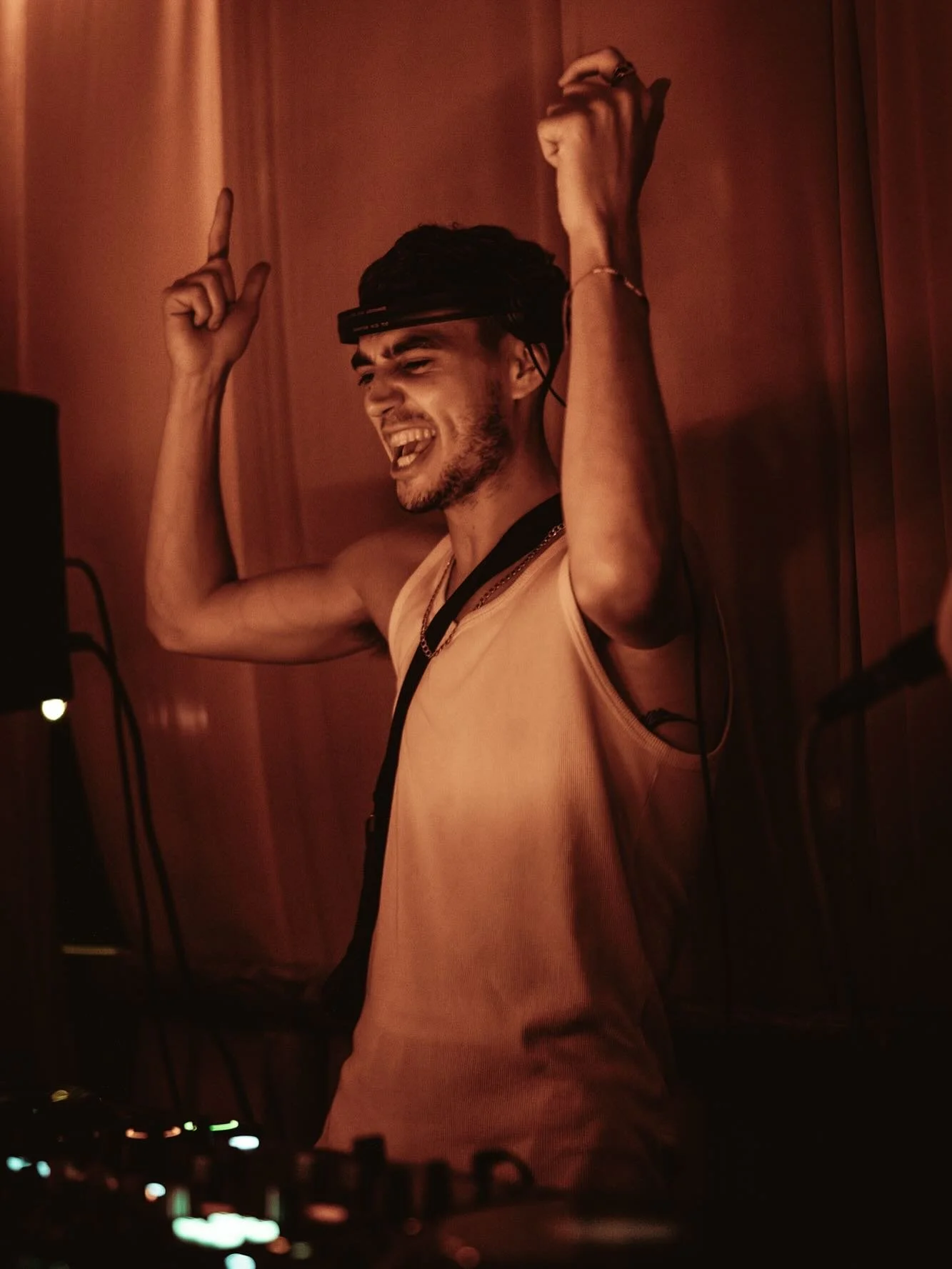 Quick lil appreciation post for our boy @ruggz_uk 🫶🏼 The last couple years @ruggz_uk has been an international resident of Treehouse, joining us for weeks at a time ~ this was an iconic shot taken by @eltepocate at our annual festival, some vids of