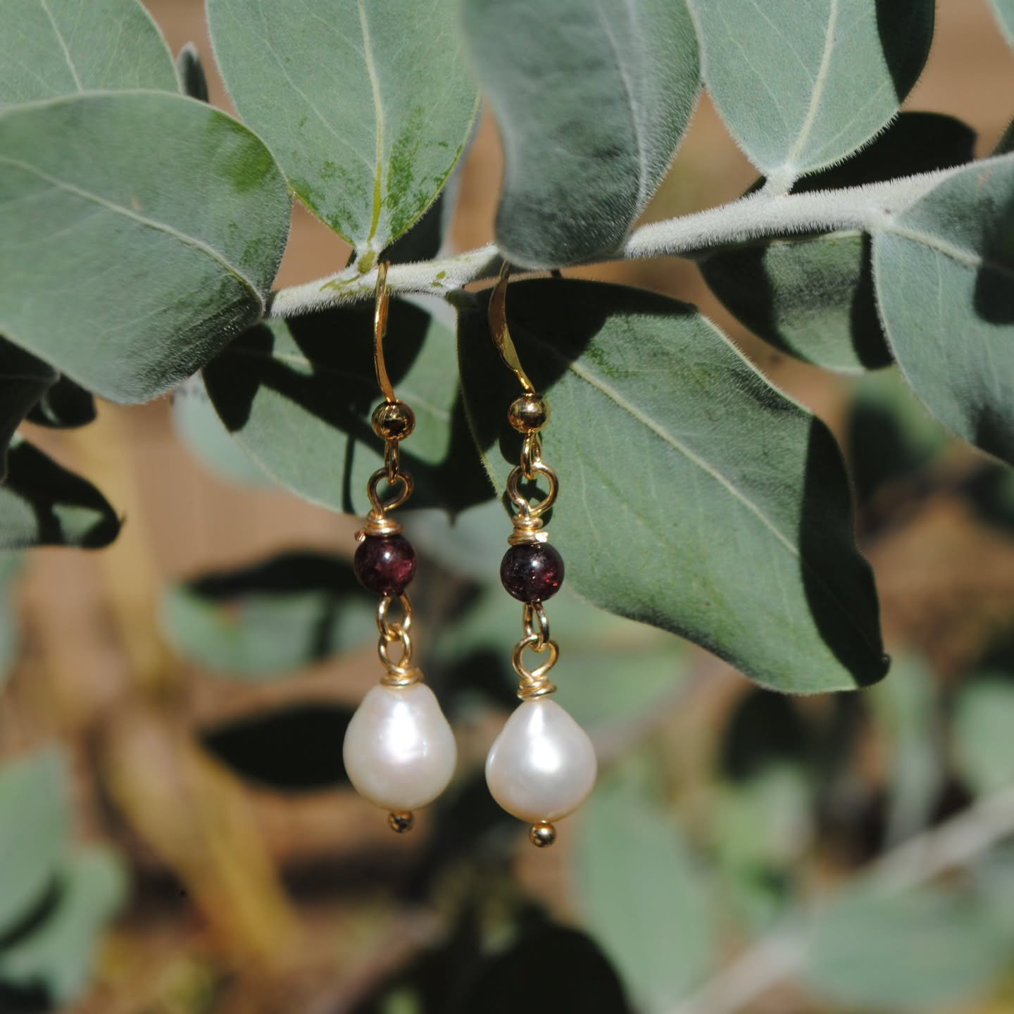 Pearls paired with garnet, a beautiful match. Together, a symbol of love, protection, renewal, purity and wisdom. 🖤