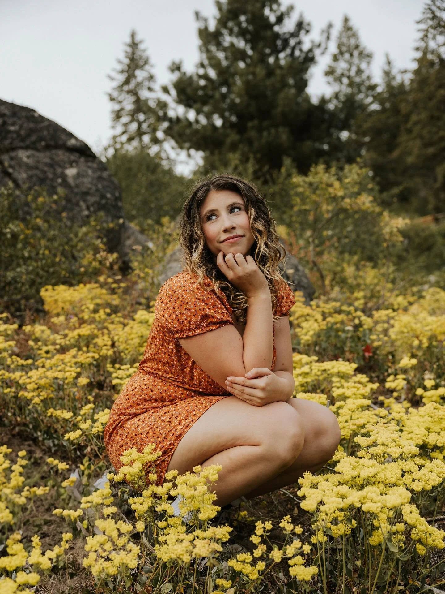 Mountains, wildflowers, and the sweetest quiet moments with Anna + her Bible 🌿🤍 Senior sessions should feel like you and this one couldn&rsquo;t have been more perfect! 

#JMSeniors #SeniorPhotos #SeniorPictures #IdahoSeniorPhotographer #MountainSe