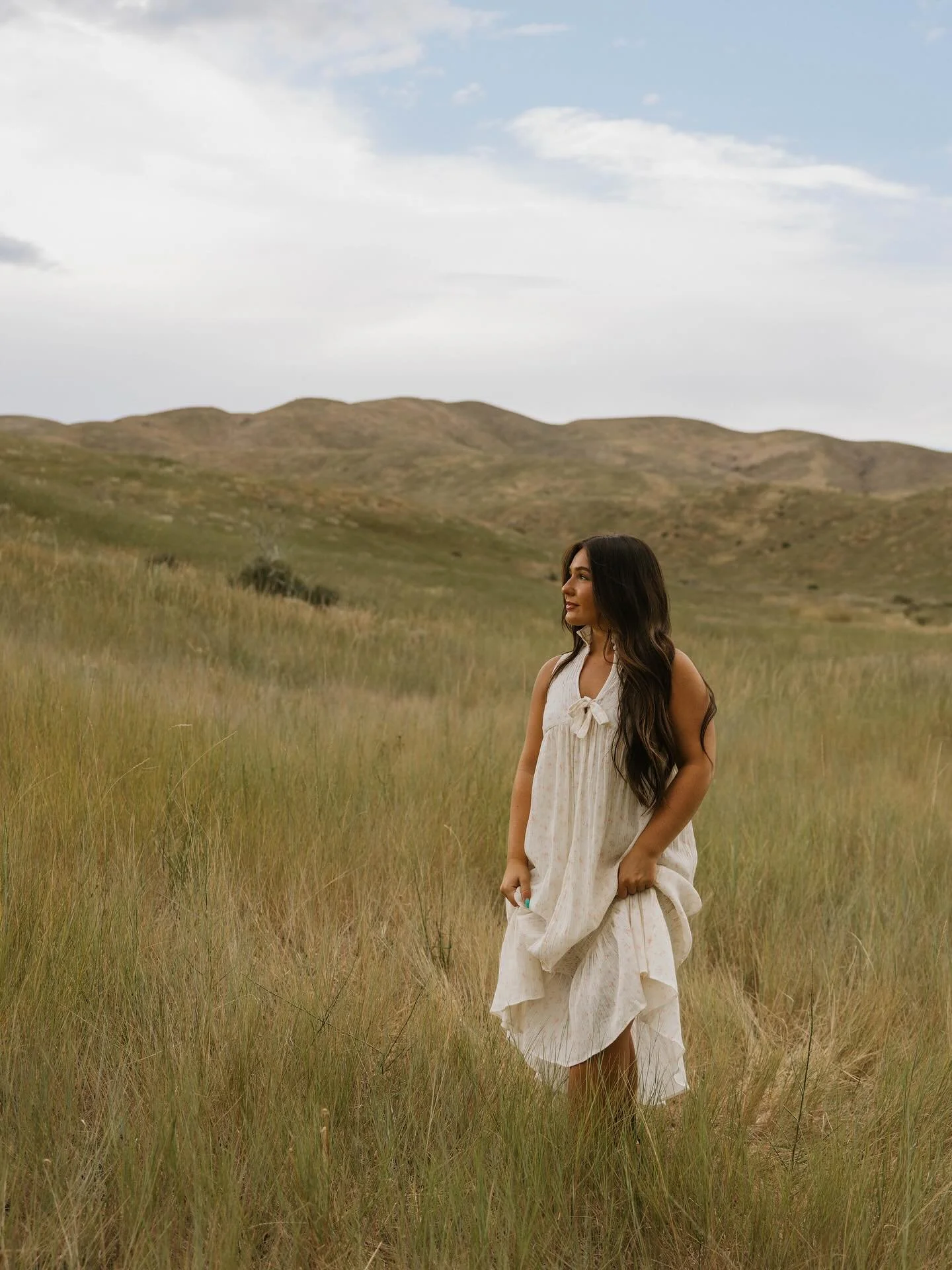 Golden hour + the hills = the dreamiest backdrop for senior photos ✨

#IdahoSeniorPhotographer #IdahoSeniors #SeniorPhotosIdaho #SeniorPhotography #IdahoPhotographer #BoisePhotographer #TreasureValleyPhotographer #SeniorInspo #SeniorSession #SeniorSt