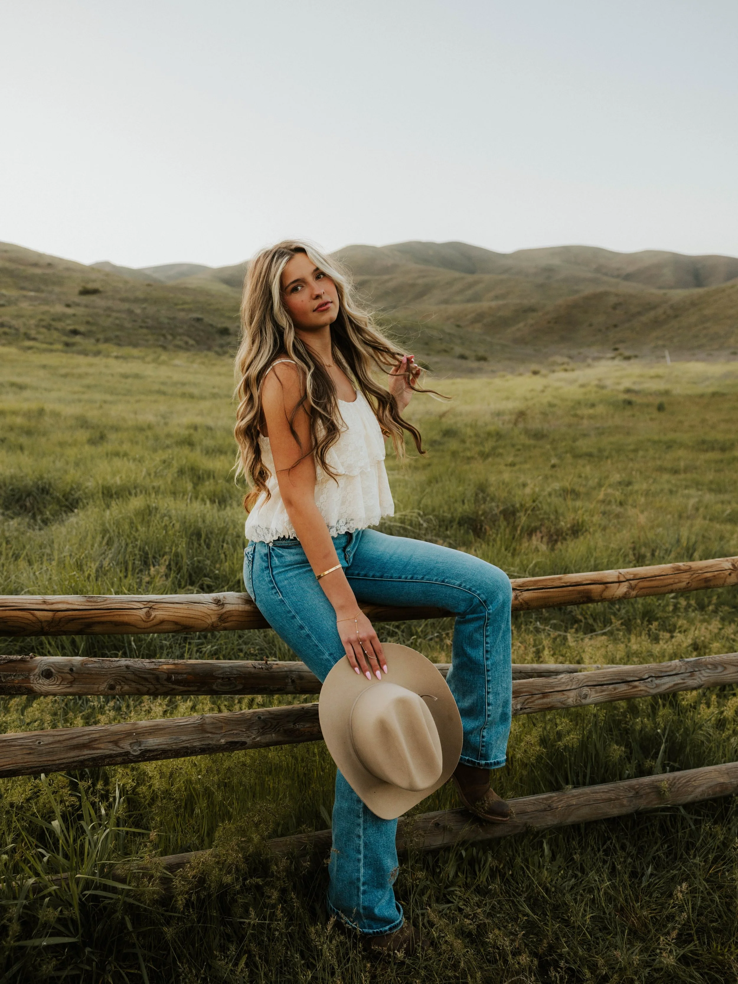 Western vibes with Christie 🤠🤍

Juniors it&rsquo;s time to plan your session! Head to the link in my bio today! ✨

Keywords: Idaho senior photographer, treasure valley photographer, Idaho portraits, Boise Senior Photographer 

#seniorphotos
#senior