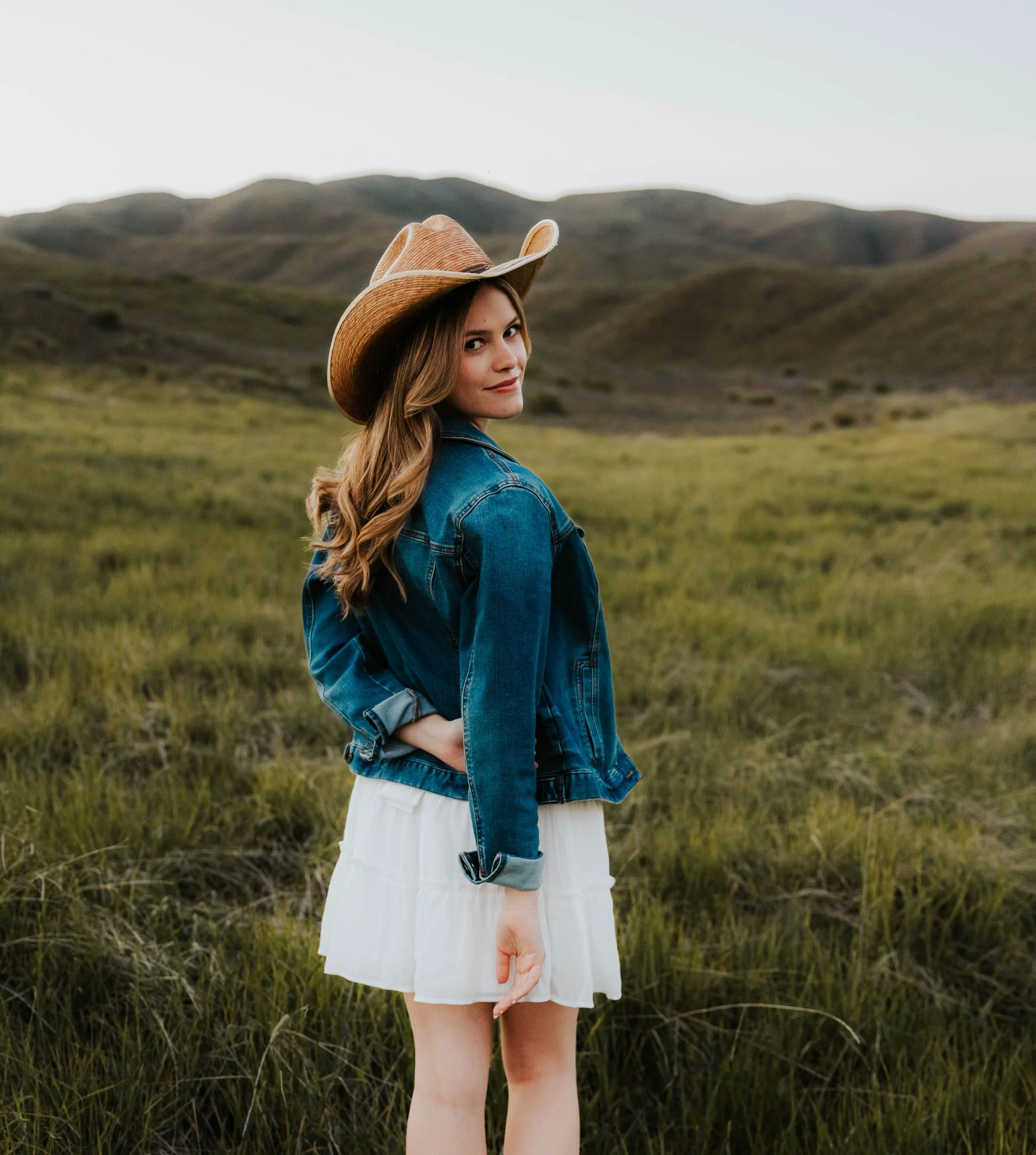 Senior year only happens once, and it&rsquo;s such a special season worth documenting. 🤍

I want your senior session to feel like you. Your personality, your style, and all the little things that make you who you are. Together, we&rsquo;ll create a 