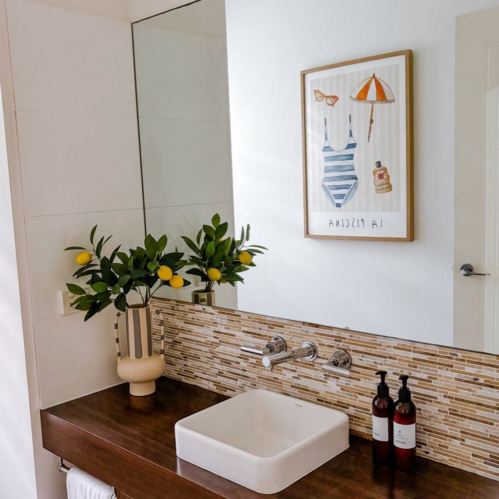 The separate powder-room is ideal for a quick change for the pool