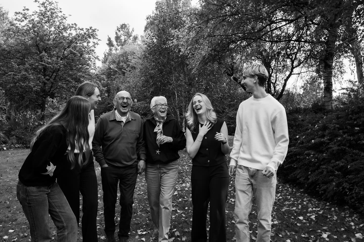 Precies dit
Precies deze momenten
Precies deze emotie
Daar draait het mij om🤍

Vandaag heb ik de galerij opgeleverd van de shoot met deze gezellige mensen! Dit gevangen moment is een van mijn favorieten. Er werd een herinnering opgehaald van vroeger