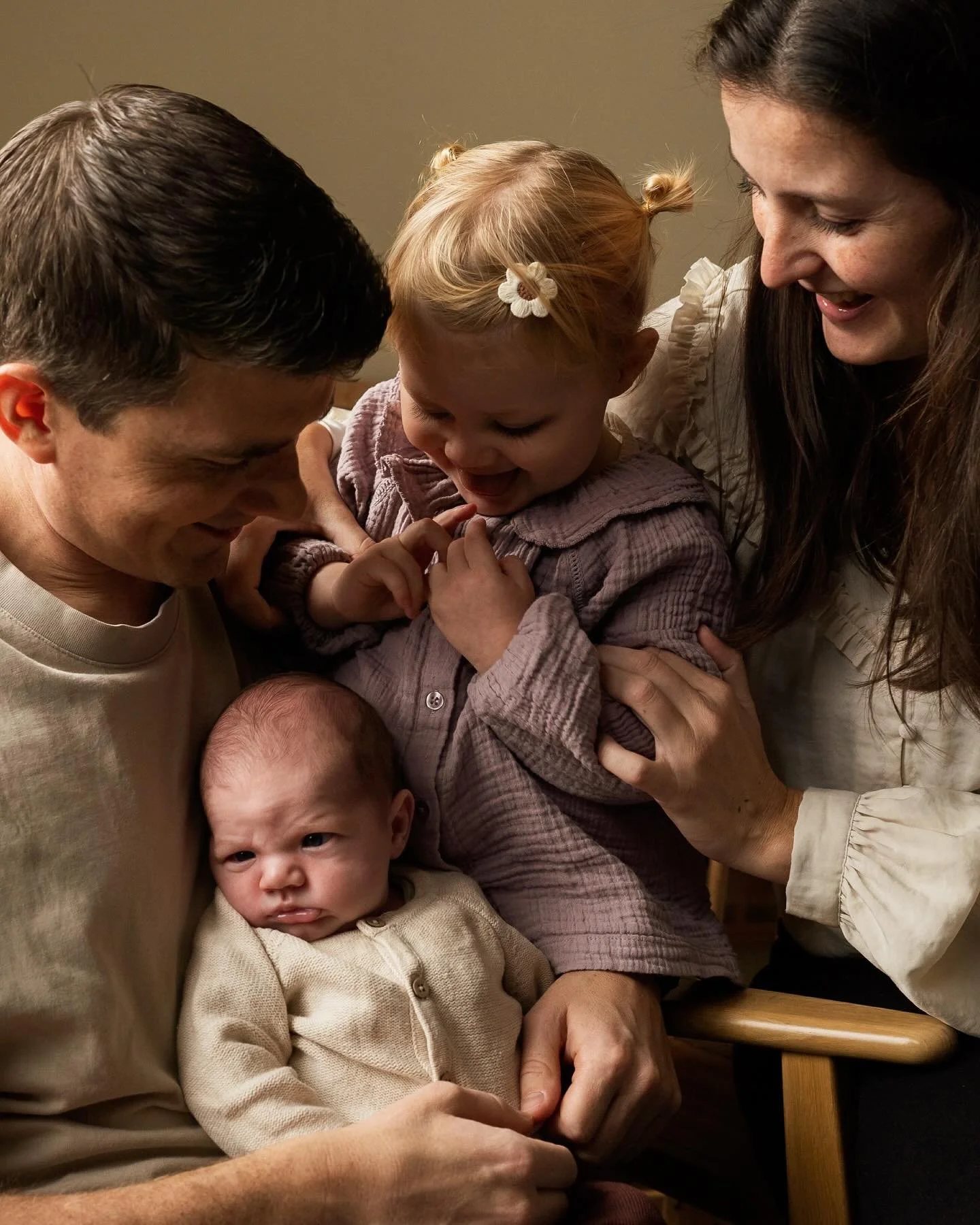 Zo bijzonder dag ik 1,5 jaar later weer bij dit lieve knappe gezin mocht komen om nu hun zoontje en broertje Moos vast te leggen. Grote zus Olivia is maar wat trots op haar kleine broertje! 

Dankjewel lieve schatten, dat ik weer even in jullie babyb
