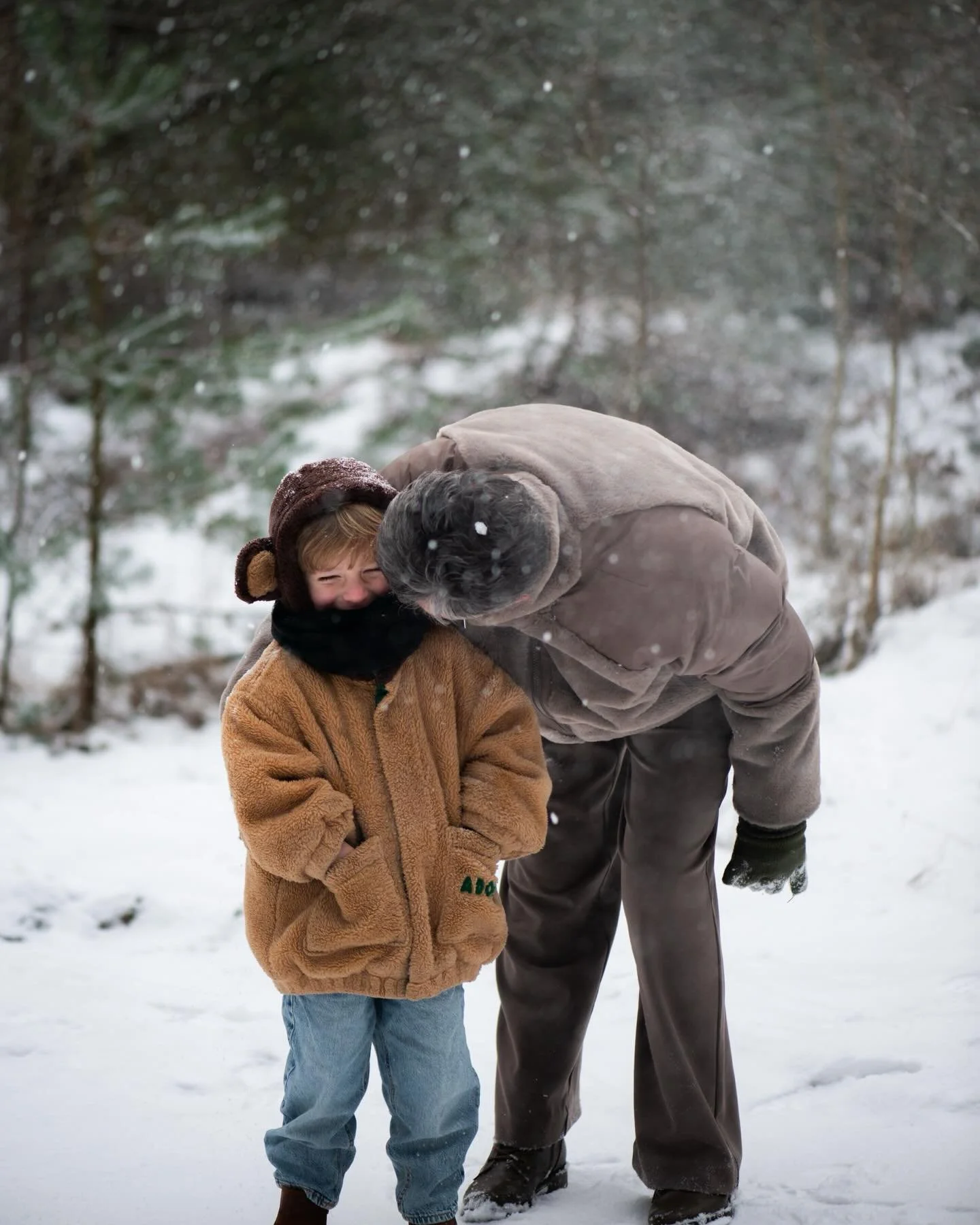 Ondanks dat de temperatuur niet boven het vriespunt uitkwam, stond deze leuke familie met een stralende glimlach voor mijn lens. Speciaal voor de 70e verjaardag van oma. Tijdens de shoot werd er gelachen, gedold, een sneeuwballengevecht gehouden en i