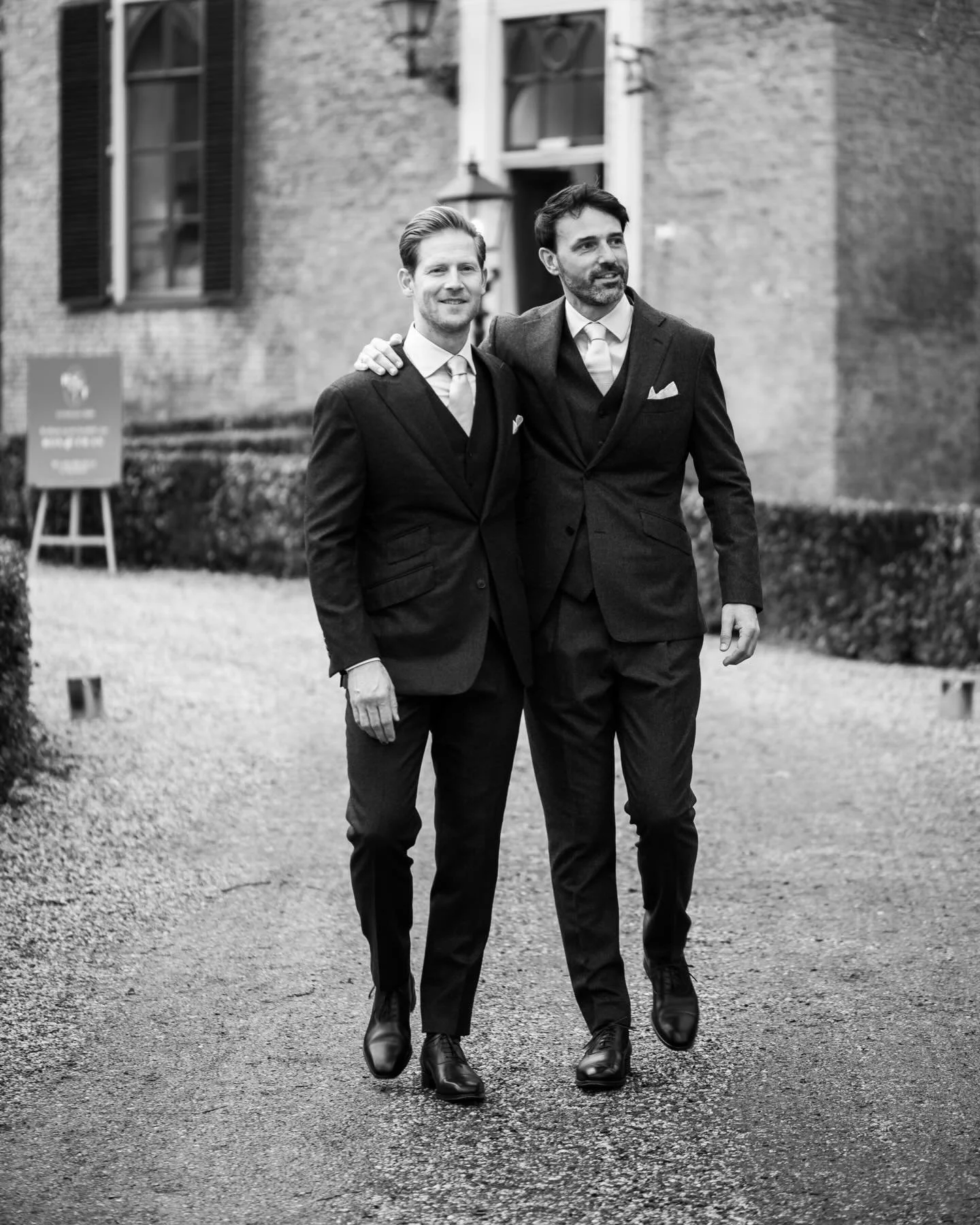 Lieve R&amp;T op hun prachtige dag🤍

&mdash;

Locatie: @kasteelwijenburg 
Pakken: @aartrotterdam 
Ringen: @allerspanningaringen

&mdash; 

#trouwfotograafnederland #trouwfotograaf #wedding #weddingphotography #bruidsfotograaf